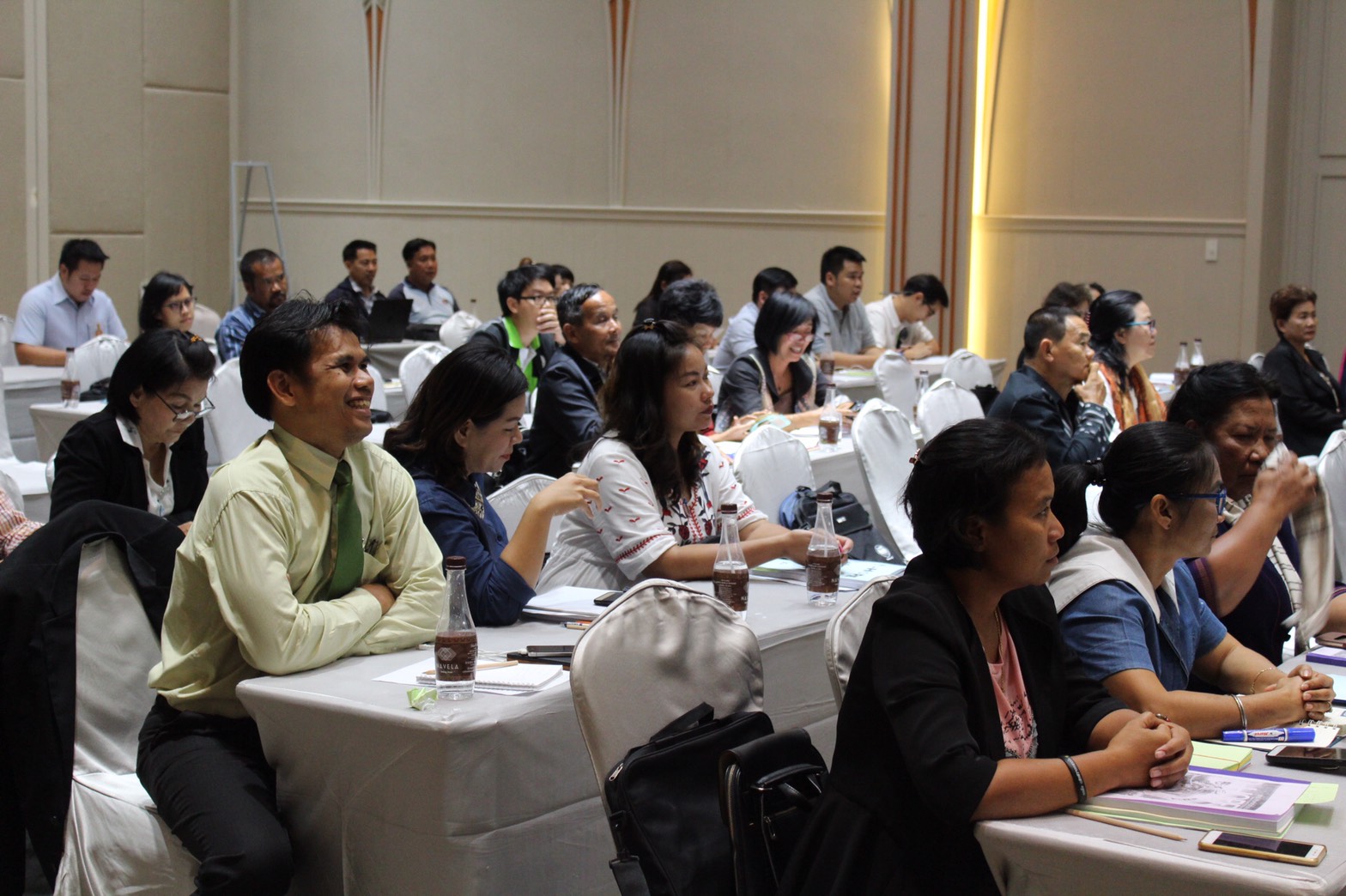 ราชบุรี “ ดร.อัจฉราวรรณ มณีขัติย์ ให้เกียรติบรรยาย ขับเคลื่อนการดำเนินงานเพื่อส่งเสริมผู้ประกอบการชุมชนตามแนวทาง D-HOPE”