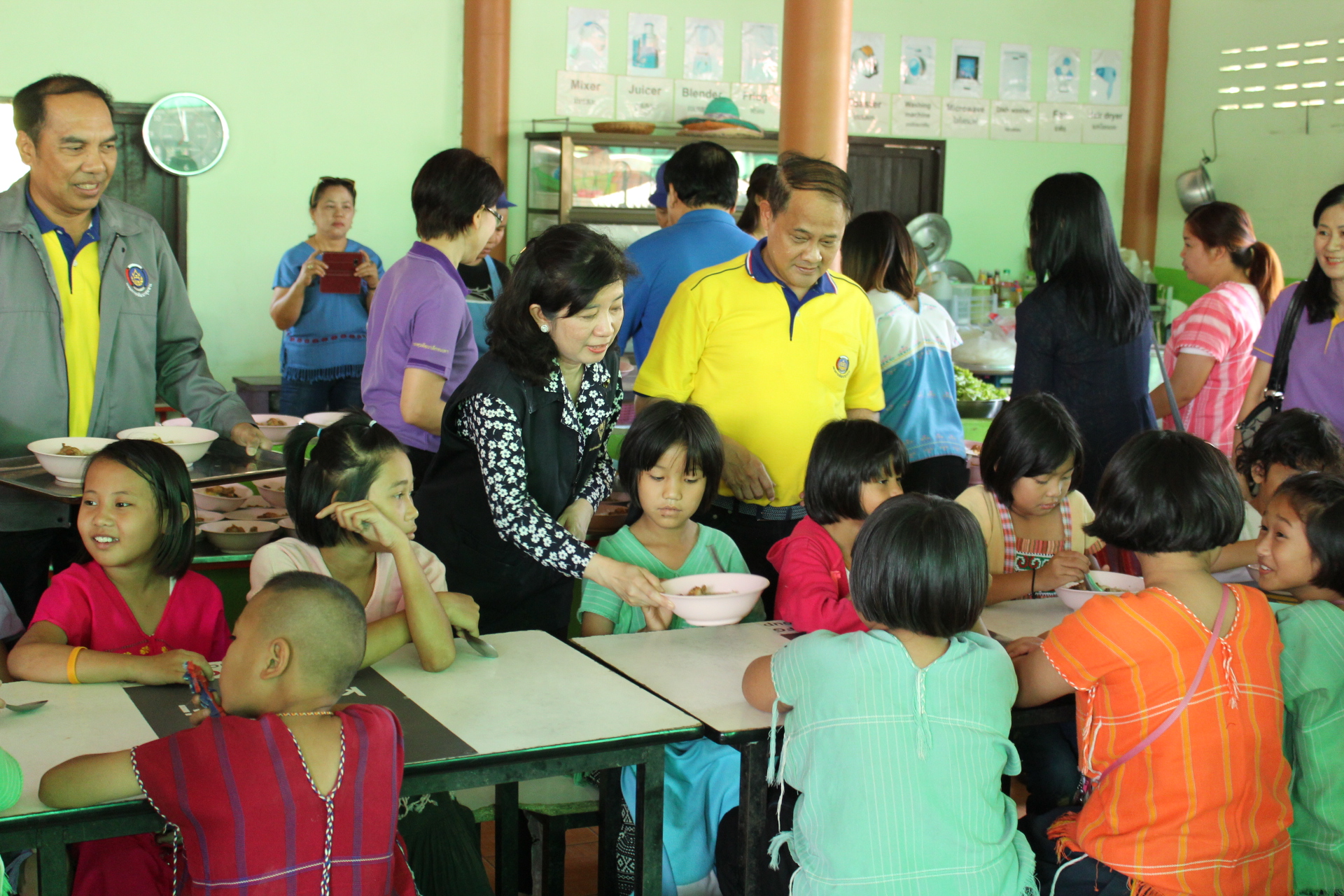 ราชบุรี “คณะ พช.สัมพันธ์สัญจร มอบทุนโครงการกองทุนพัฒนาเด็กชนบท ”