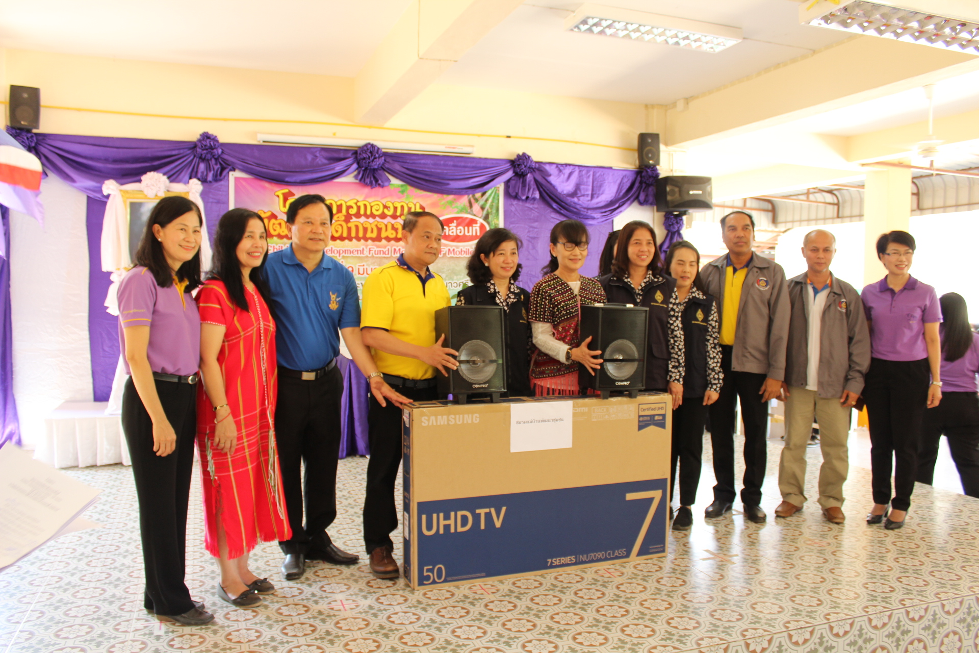 ราชบุรี “คณะ พช.สัมพันธ์สัญจร มอบทุนโครงการกองทุนพัฒนาเด็กชนบท ”