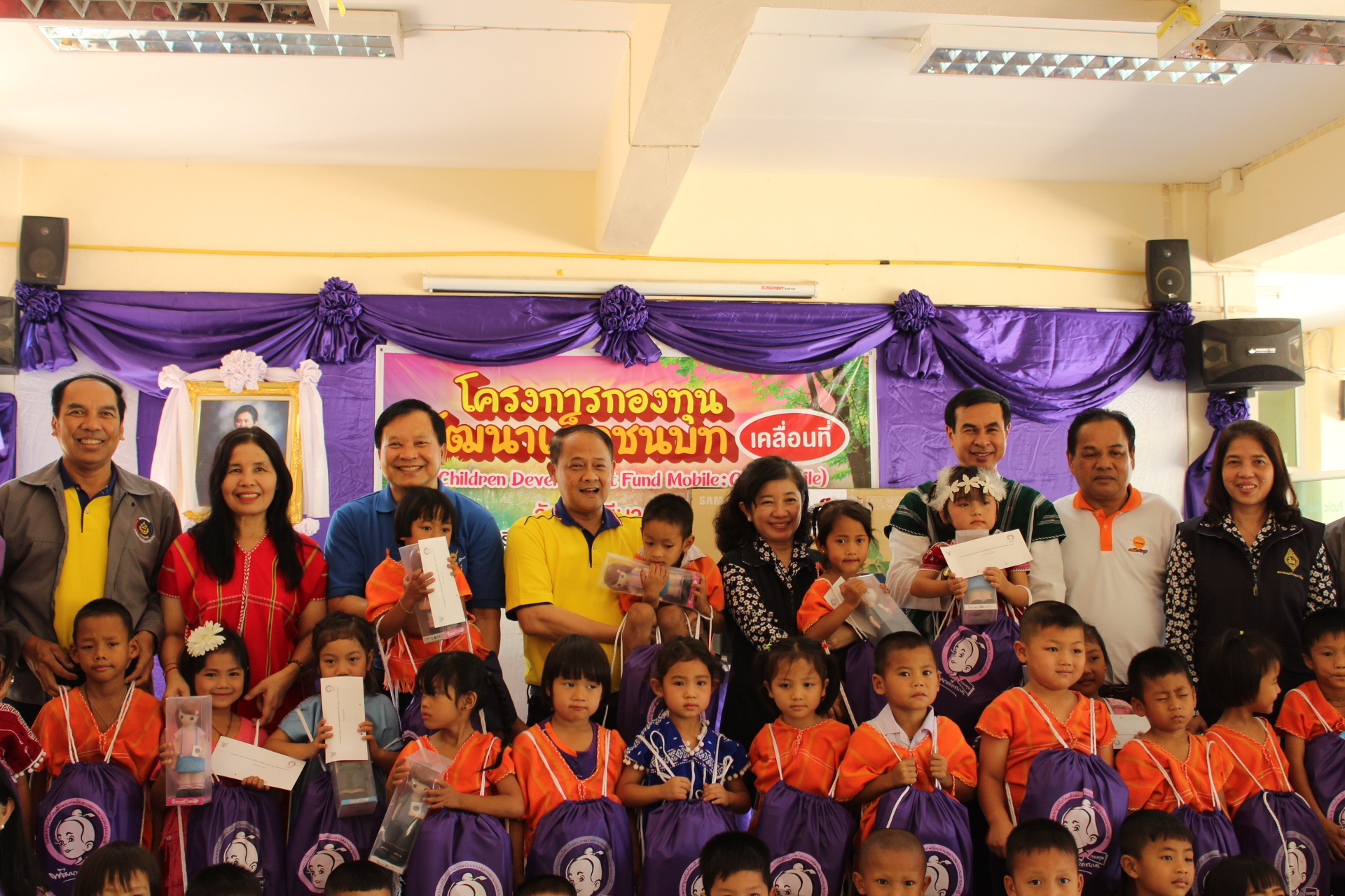 ราชบุรี “คณะ พช.สัมพันธ์สัญจร มอบทุนโครงการกองทุนพัฒนาเด็กชนบท ”