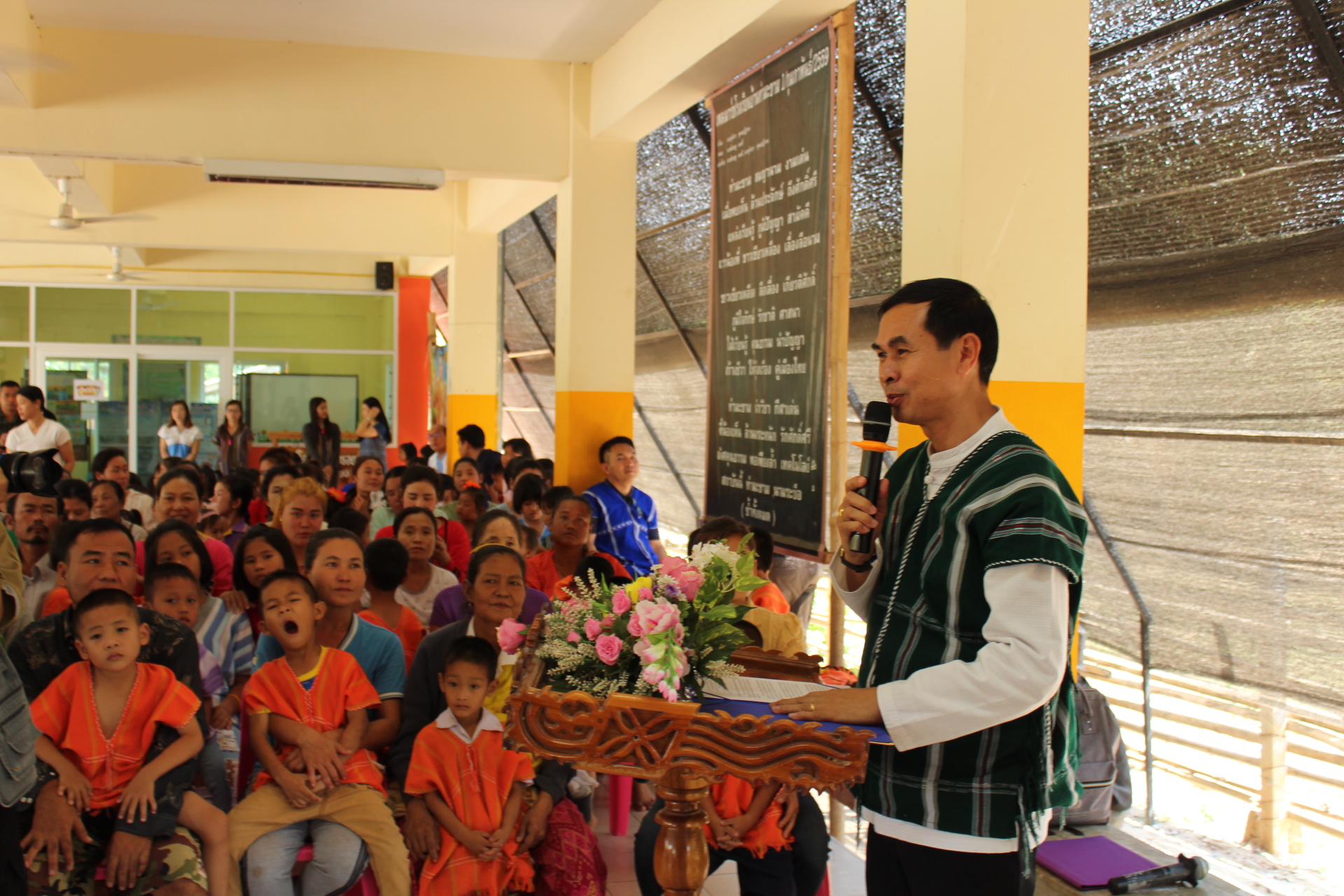 ราชบุรี “คณะ พช.สัมพันธ์สัญจร มอบทุนโครงการกองทุนพัฒนาเด็กชนบท ”