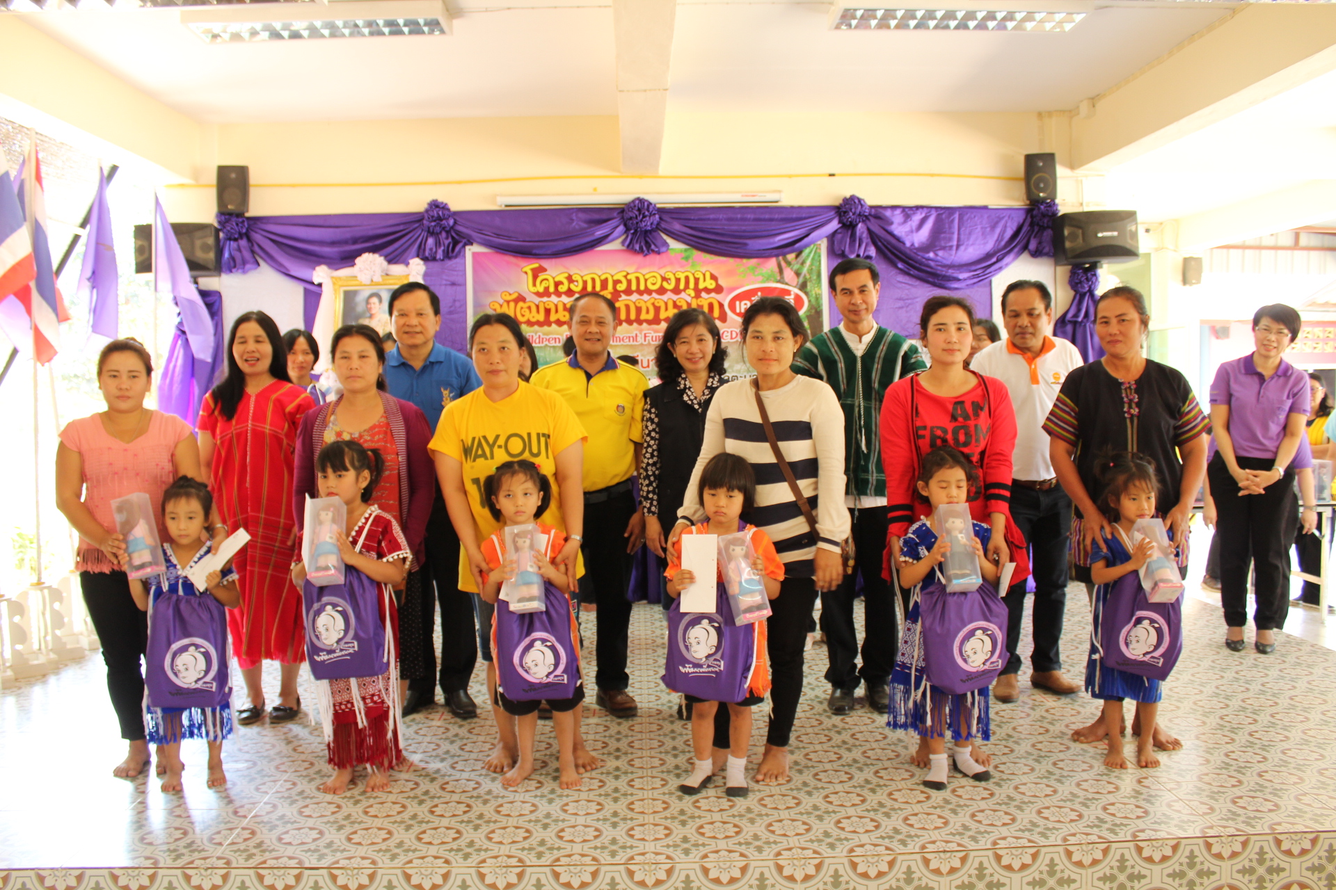 ราชบุรี “คณะ พช.สัมพันธ์สัญจร มอบทุนโครงการกองทุนพัฒนาเด็กชนบท ”