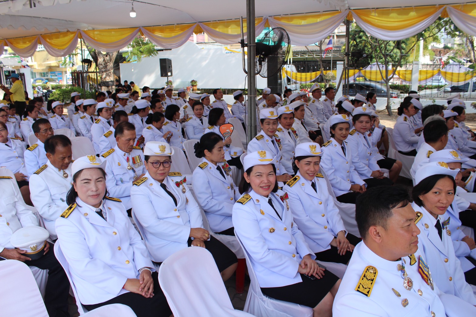 ข้าราชการสำนักงานพัฒนาชุมชนจังหวัดราชบุรี ร่วมรับชมการถ่ายทอดสดพระราชพิธีบรมราชาภิเษก