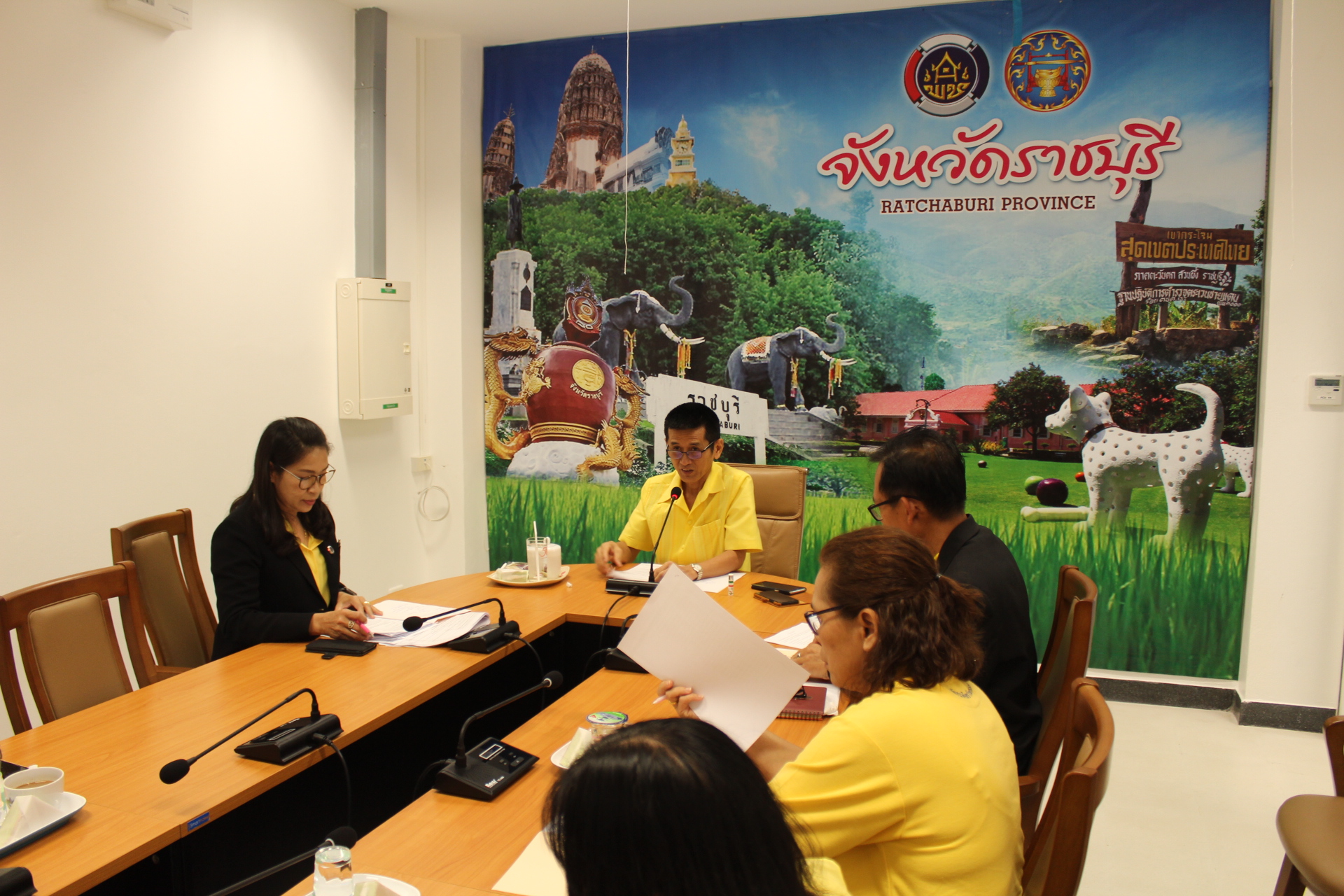 ราชบุรี “ประชุมคณะทำงานเพื่อขับเคลื่อนเศรษฐกิจฐานรากและประชารัฐจังหวัดราชบุรี”