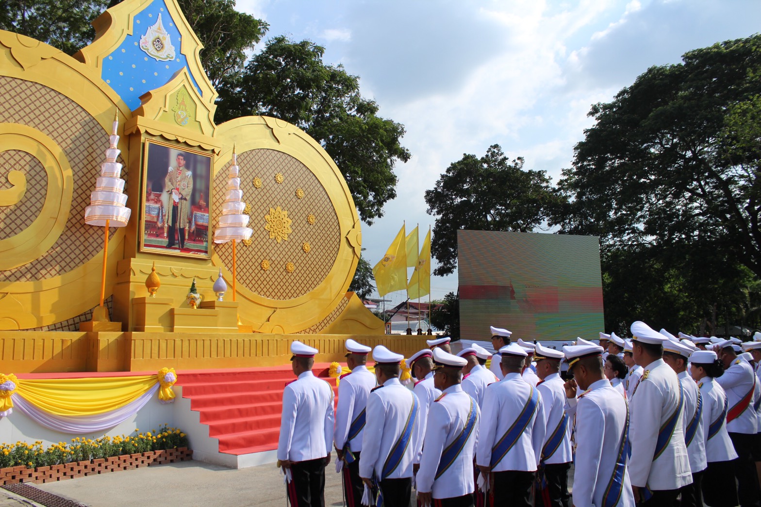ข้าราชการสำนักงานพัฒนาชุมชนจังหวัดราชบุรี ร่วมรับชมการถ่ายทอดสดพระราชพิธีบรมราชาภิเษก