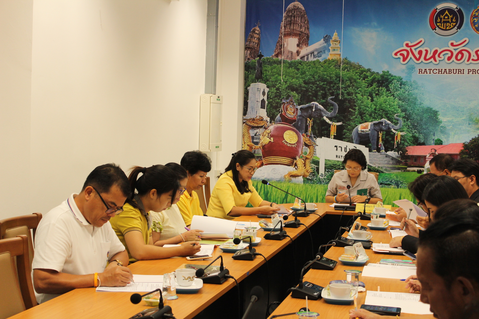 ราชบุรี “ประชุมคณะทำงานเพื่อขับเคลื่อนเศรษฐกิจฐานรากและประชารัฐจังหวัดราชบุรี”