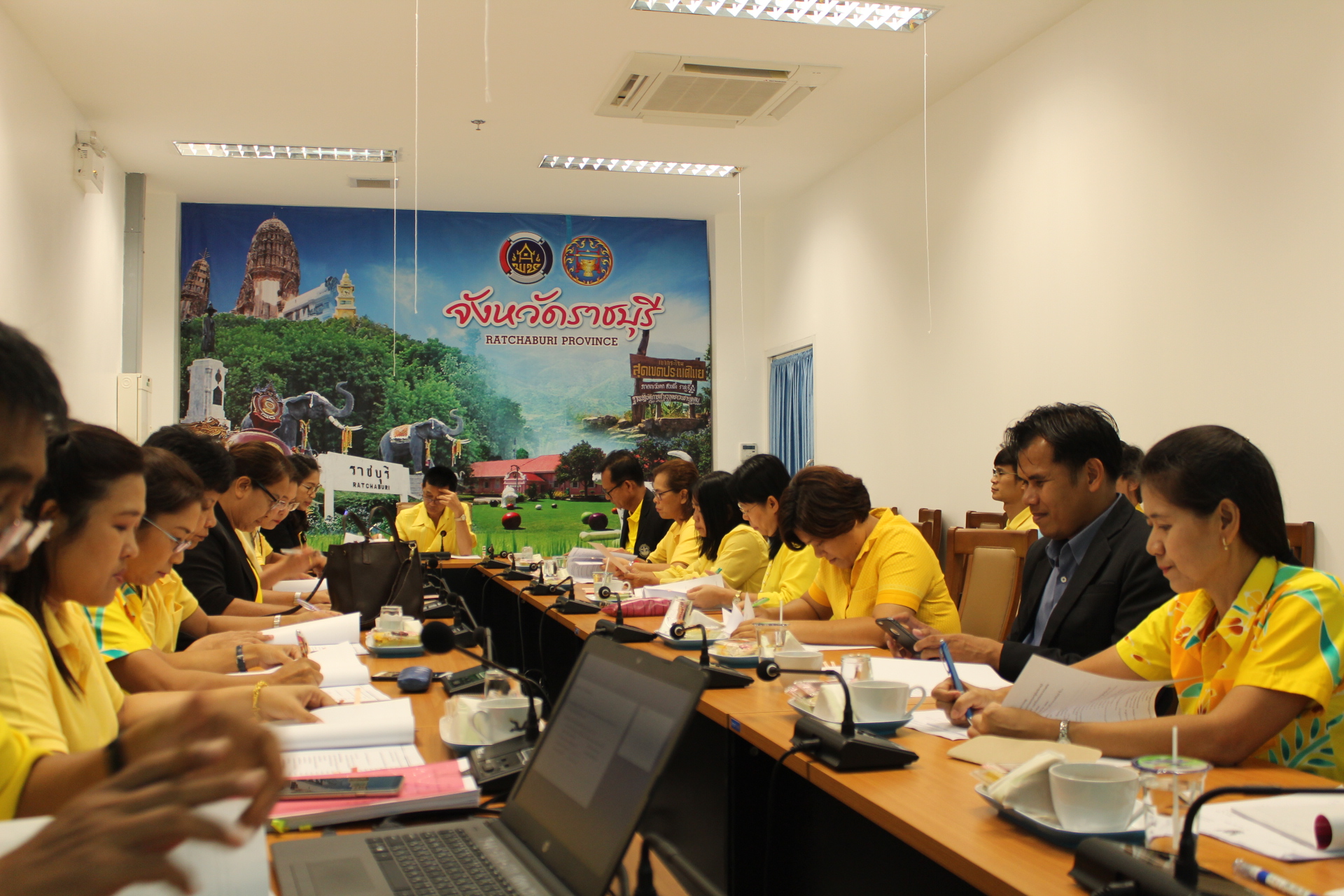 ราชบุรี “ประชุมคณะทำงานเพื่อขับเคลื่อนเศรษฐกิจฐานรากและประชารัฐจังหวัดราชบุรี”