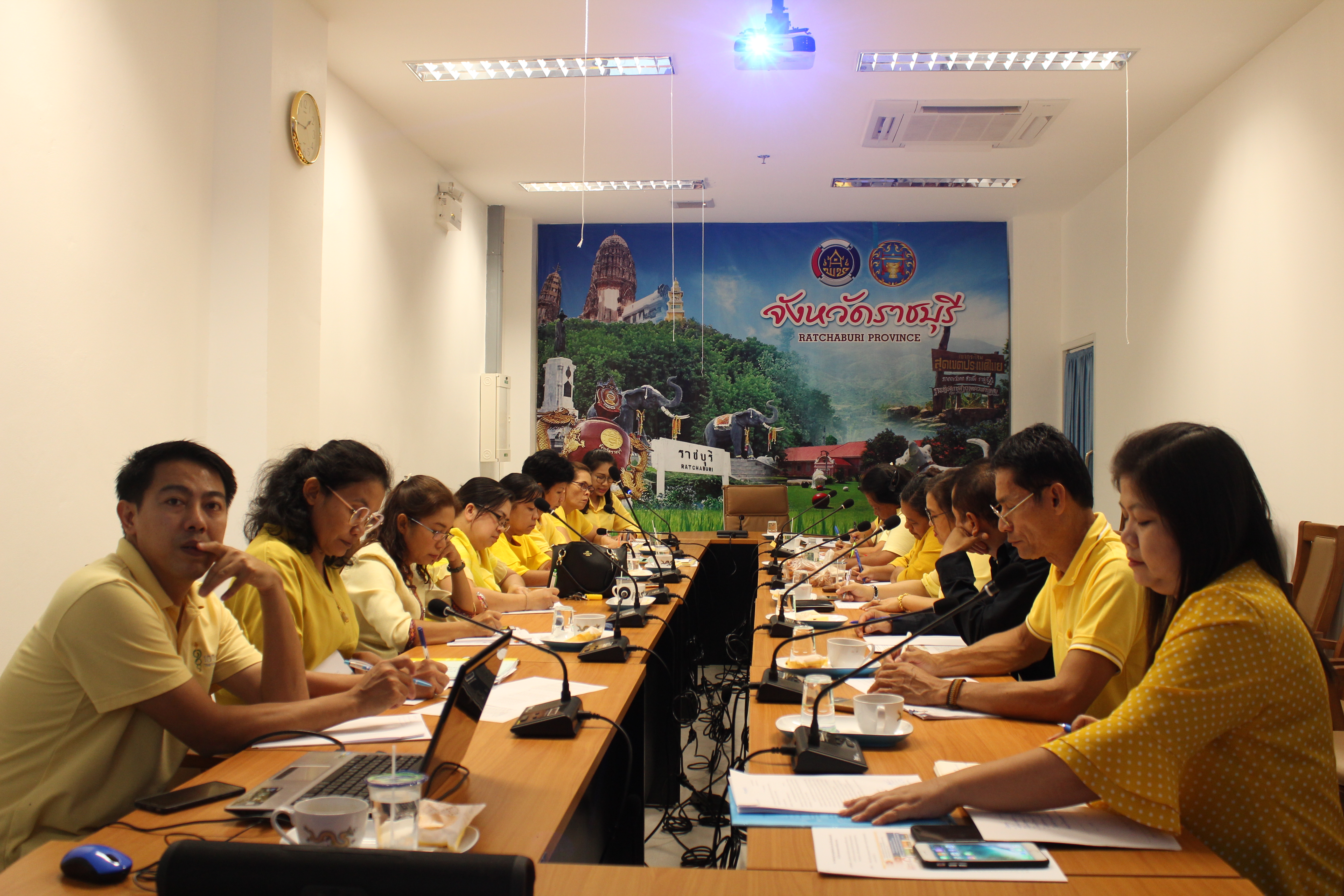 ประชุมโครงการพัฒนาหมู่บ้านเศรษฐกิจพอเพียง มั่นคง มั่งคั่ง ยั่งยืน เฉลิมพระเกียรติ