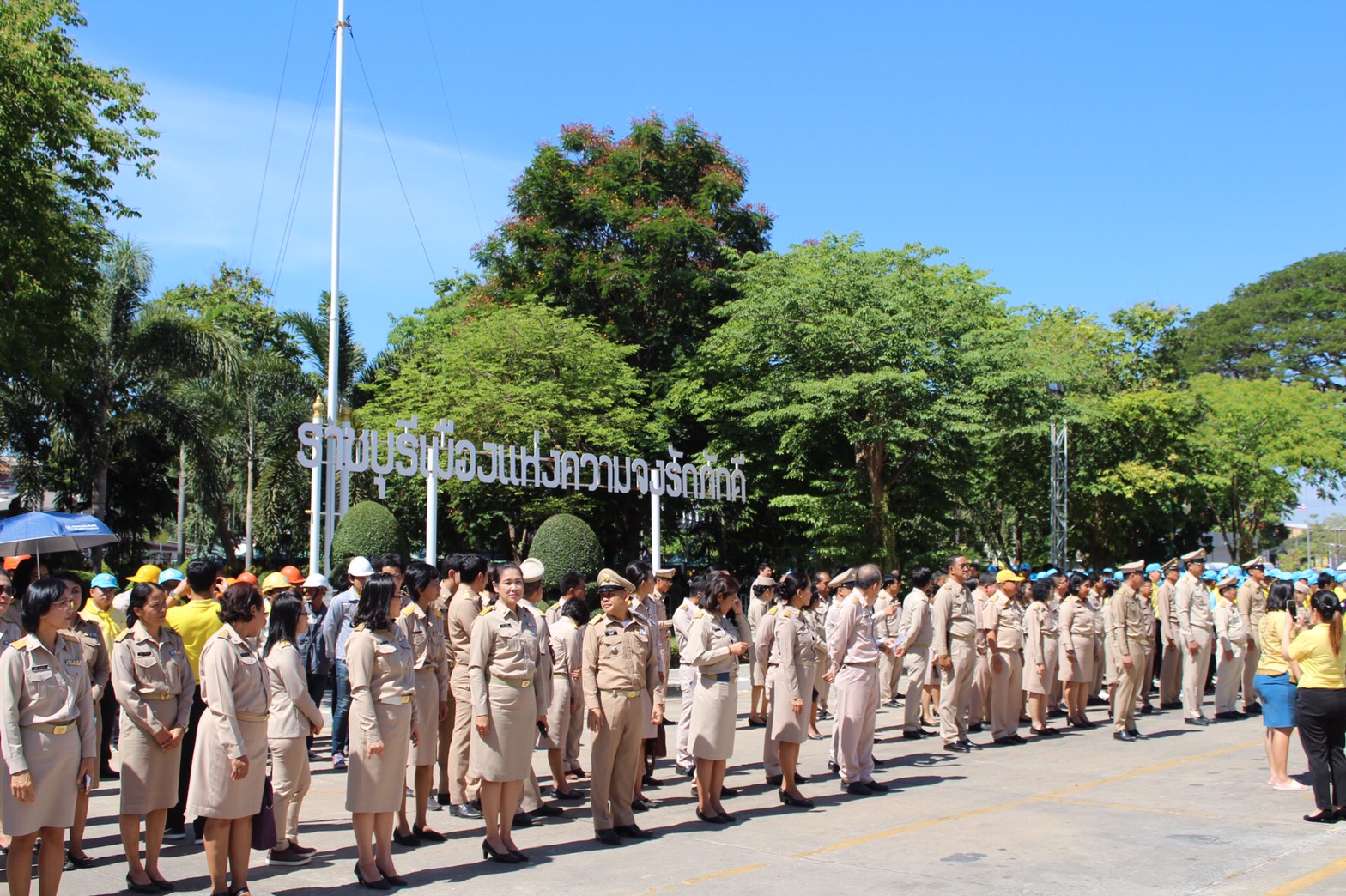 พิธีปลูกต้นรวงผึ้งพระราชทาน โครงการ “1 จังหวัด 1 ถนนเฉลิมพระเกียรติ”