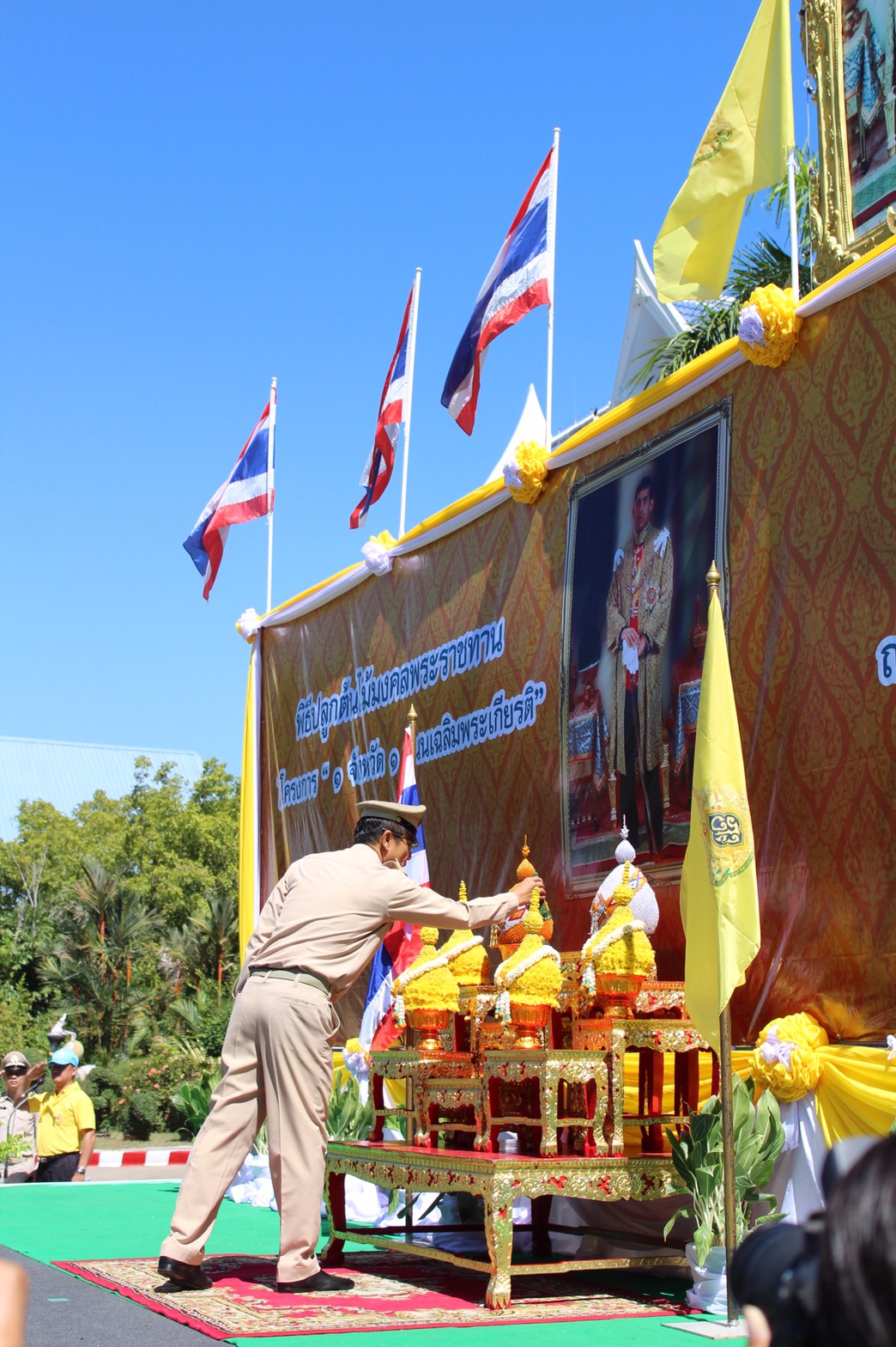 พิธีปลูกต้นรวงผึ้งพระราชทาน โครงการ “1 จังหวัด 1 ถนนเฉลิมพระเกียรติ”