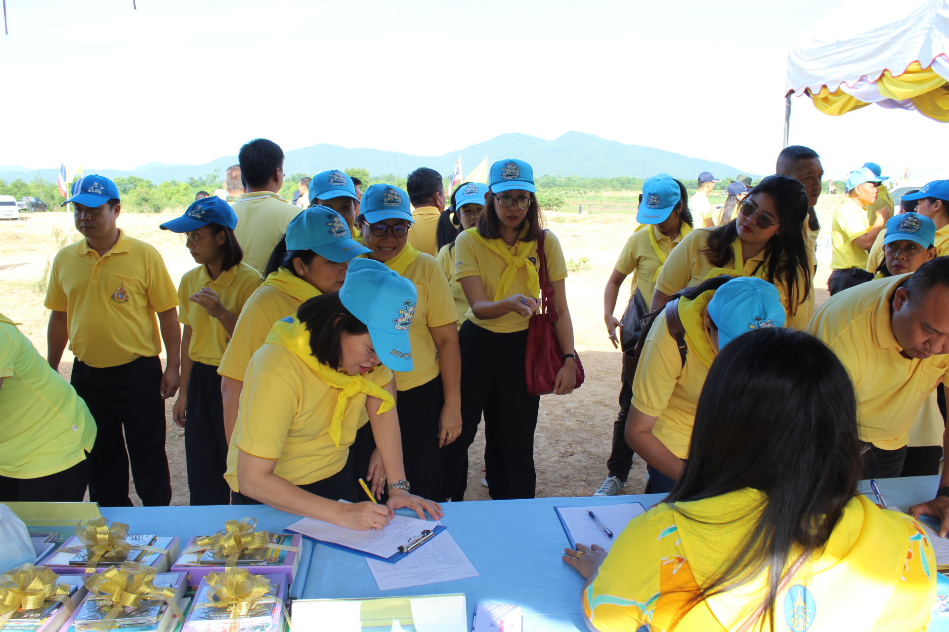 ราชบุรีร่วมกิจกรรมจิตอาสาปลูกต้นไม้เพื่อเป็นการเฉลิมพระเกียรติและร่วมแสดงความจงรักภักดี