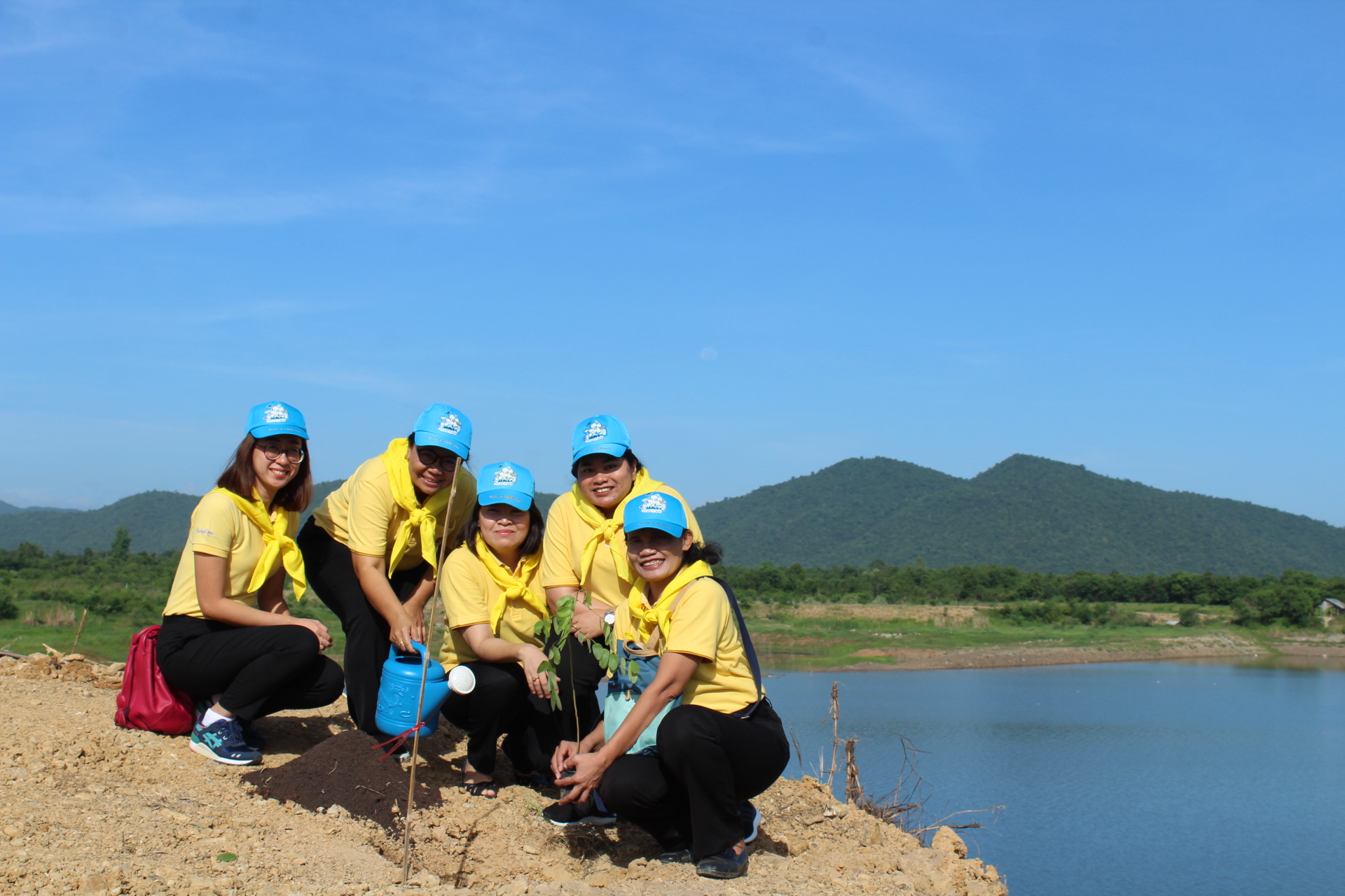 ราชบุรีร่วมกิจกรรมจิตอาสาปลูกต้นไม้เพื่อเป็นการเฉลิมพระเกียรติและร่วมแสดงความจงรักภักดี