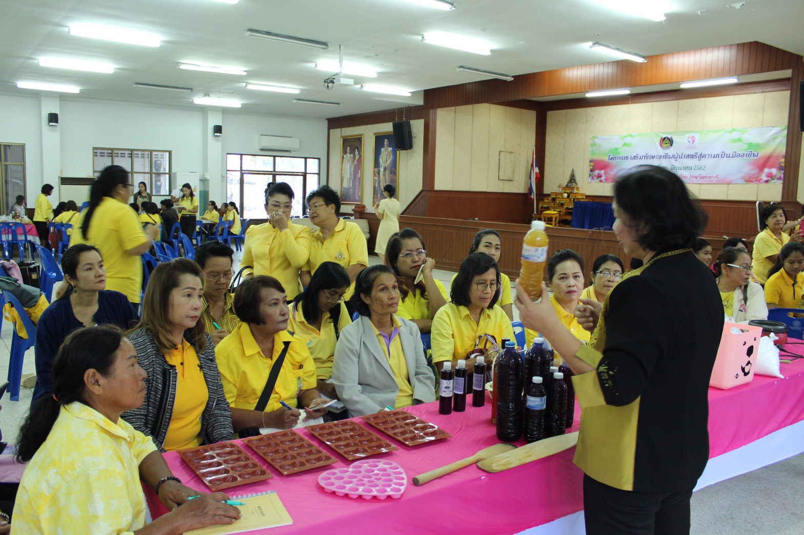 ราชบุรี “ร่วมกิจกรรม เปิดโครงการ เสริมทักษะอาชีพผู้นำสตรีสู่ความเป็นมืออาชีพ”