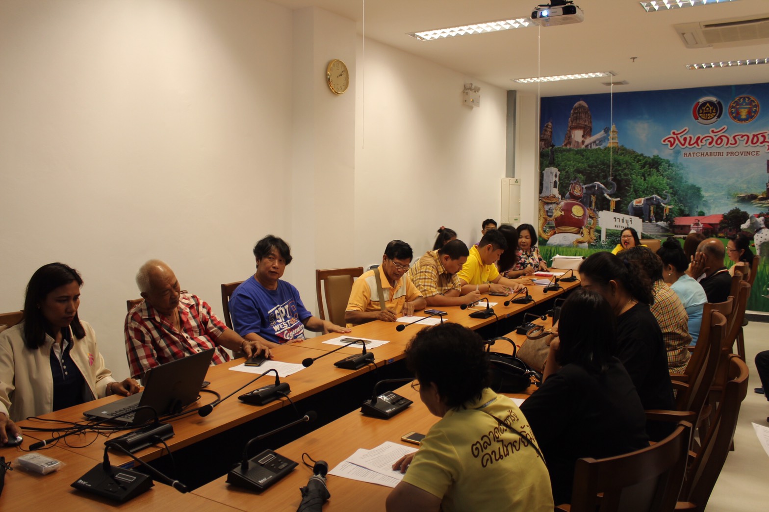 ราชบุรี “ประชุม ผู้ผลิต ผู้ประกอบการ OTOP ที่จะเข้าร่วมแสดงและจำหน่ายสินค้า ในงาน ศิลปาชีพ ประทีปไทย OTOP ก้าวไกล ด้วยพระบารมี”