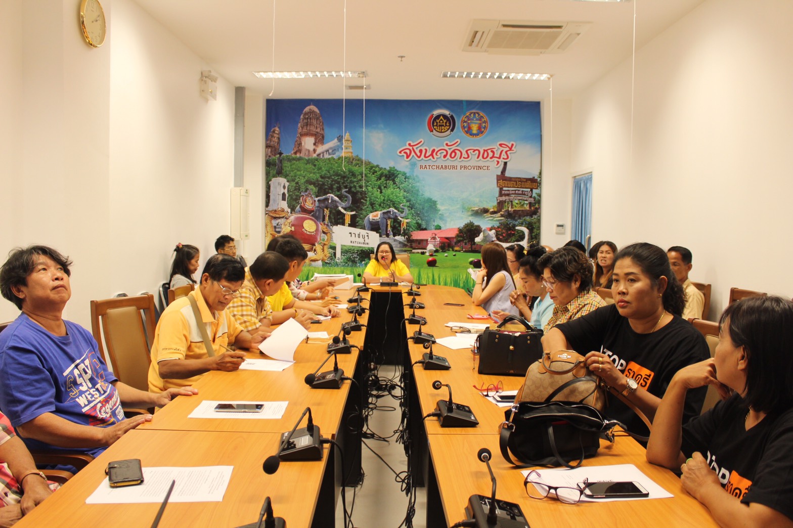 ราชบุรี “ประชุม ผู้ผลิต ผู้ประกอบการ OTOP ที่จะเข้าร่วมแสดงและจำหน่ายสินค้า ในงาน ศิลปาชีพ ประทีปไทย OTOP ก้าวไกล ด้วยพระบารมี”