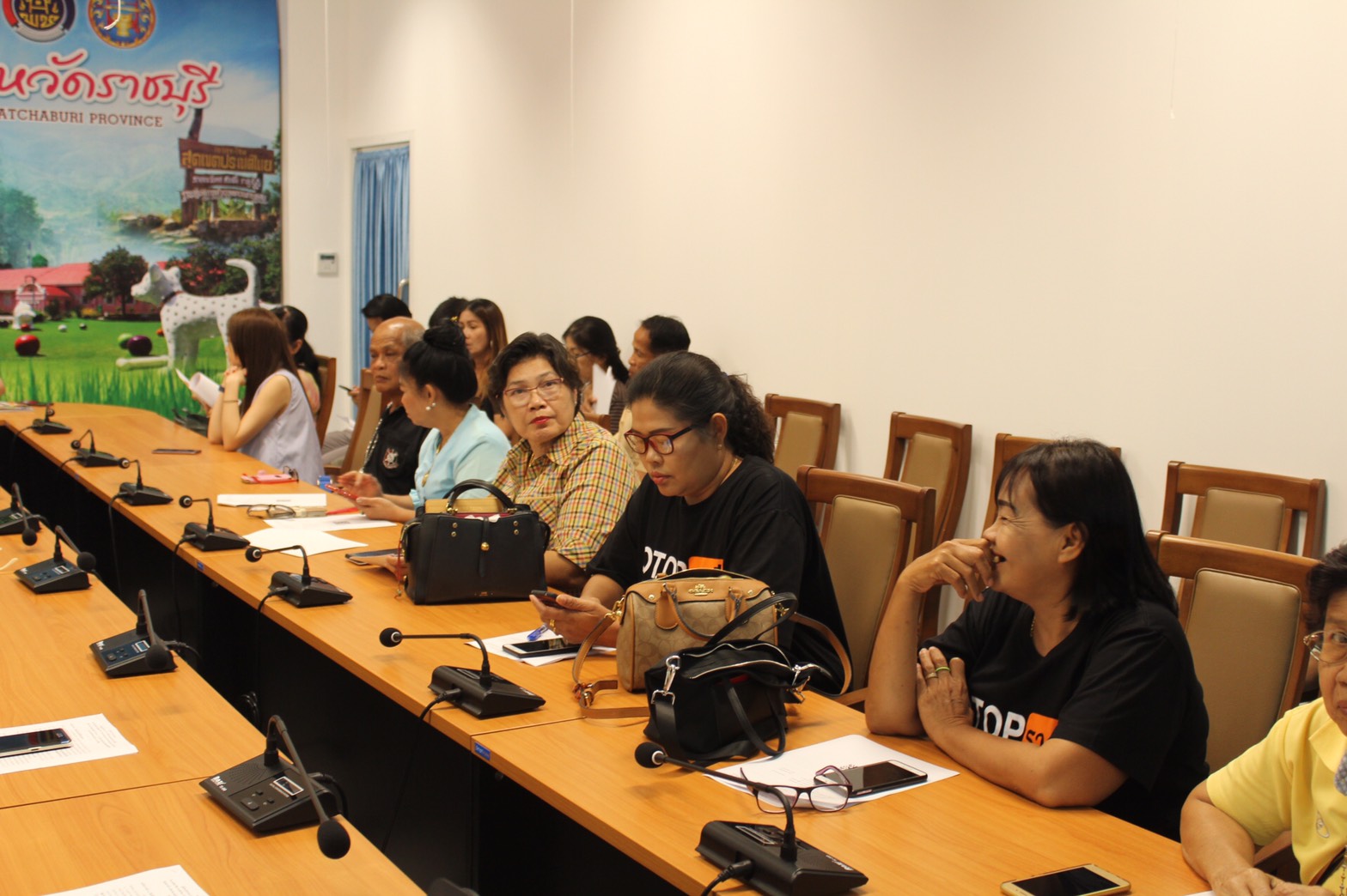 ราชบุรี “ประชุม ผู้ผลิต ผู้ประกอบการ OTOP ที่จะเข้าร่วมแสดงและจำหน่ายสินค้า ในงาน ศิลปาชีพ ประทีปไทย OTOP ก้าวไกล ด้วยพระบารมี”