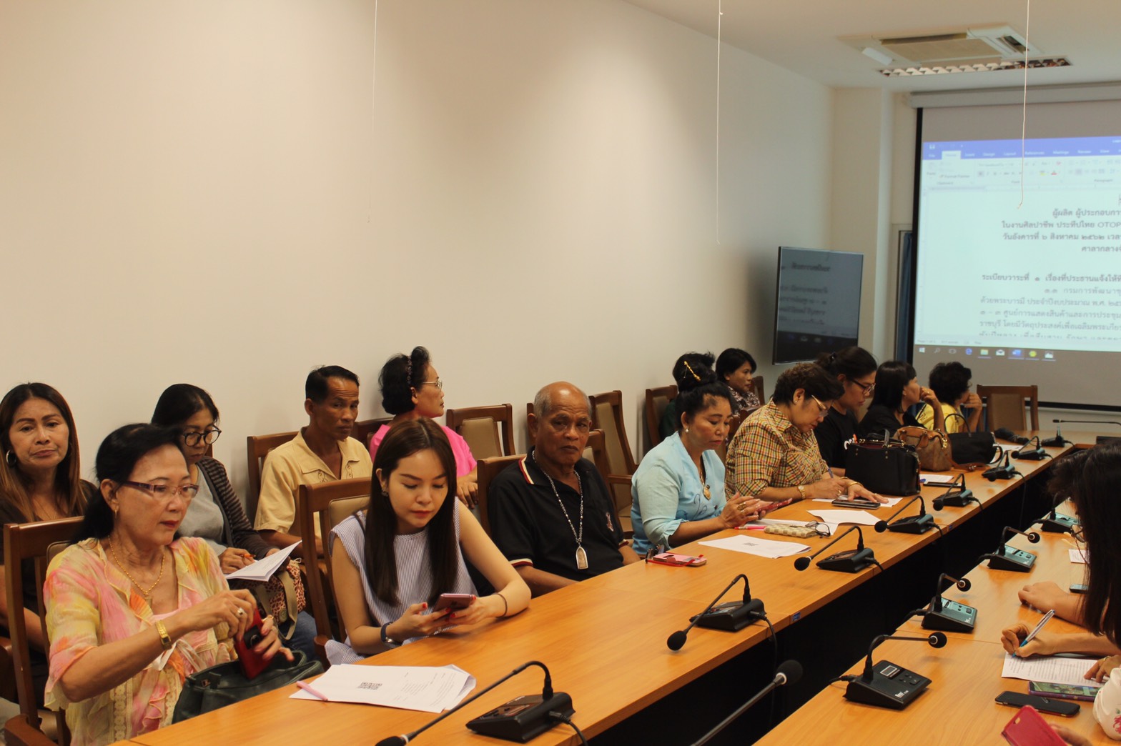 ราชบุรี “ประชุม ผู้ผลิต ผู้ประกอบการ OTOP ที่จะเข้าร่วมแสดงและจำหน่ายสินค้า ในงาน ศิลปาชีพ ประทีปไทย OTOP ก้าวไกล ด้วยพระบารมี”