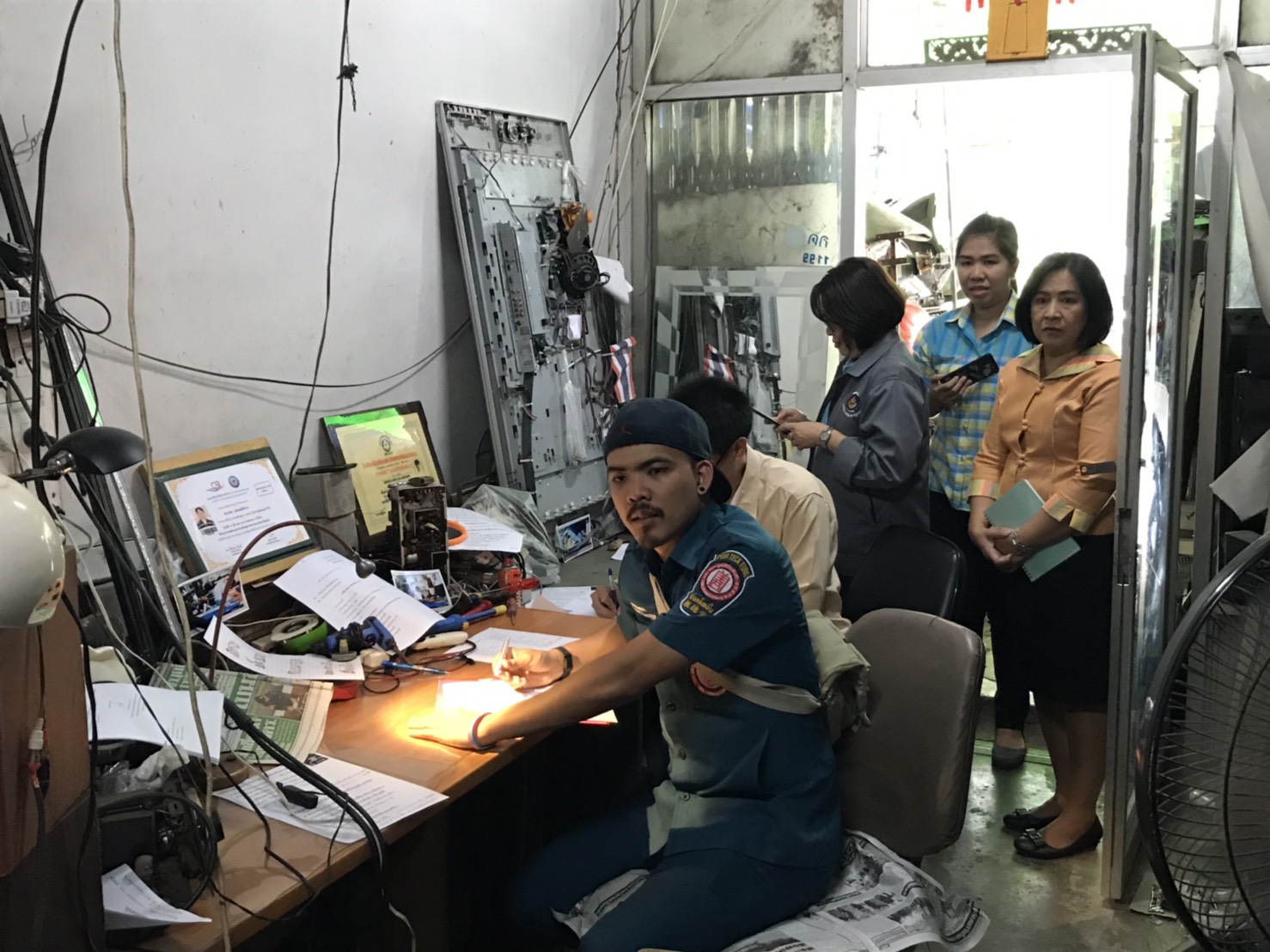 ราชบุรี “ลงพื้นที่จัดเก็บข้อมูลประกอบการพิจารณาสนับสนุนอุปกรณ์การประกอบอาชีพของครัวเรือนเป้าหมาย”