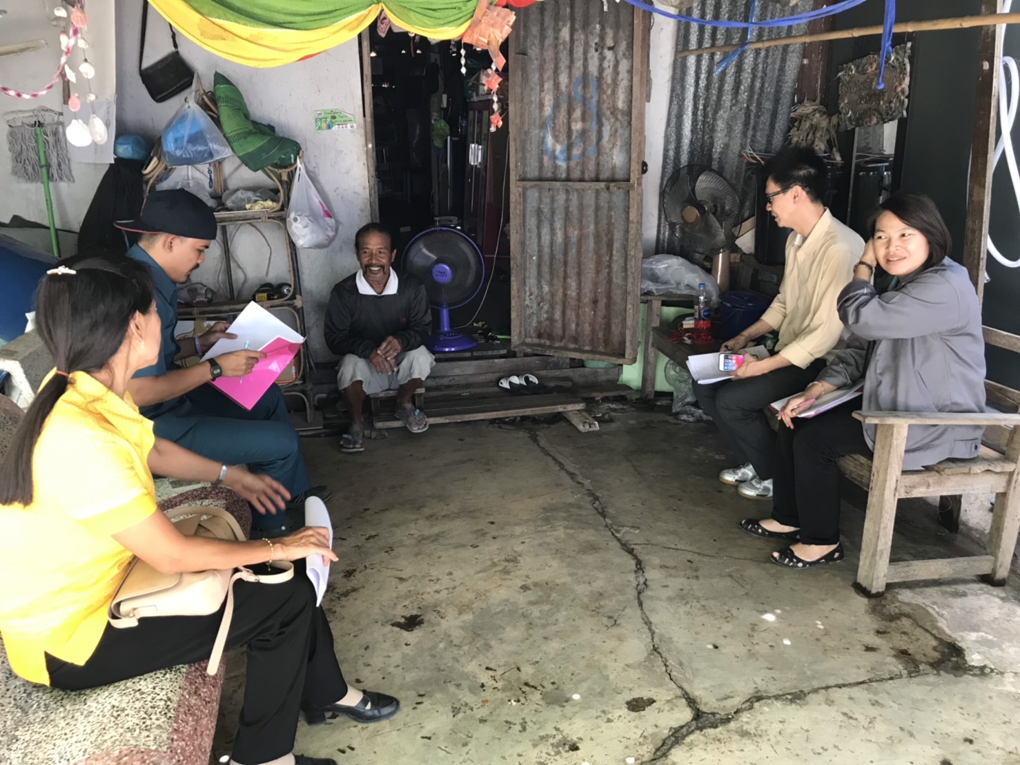 ราชบุรี “ลงพื้นที่จัดเก็บข้อมูลประกอบการพิจารณาสนับสนุนอุปกรณ์การประกอบอาชีพของครัวเรือนเป้าหมาย”