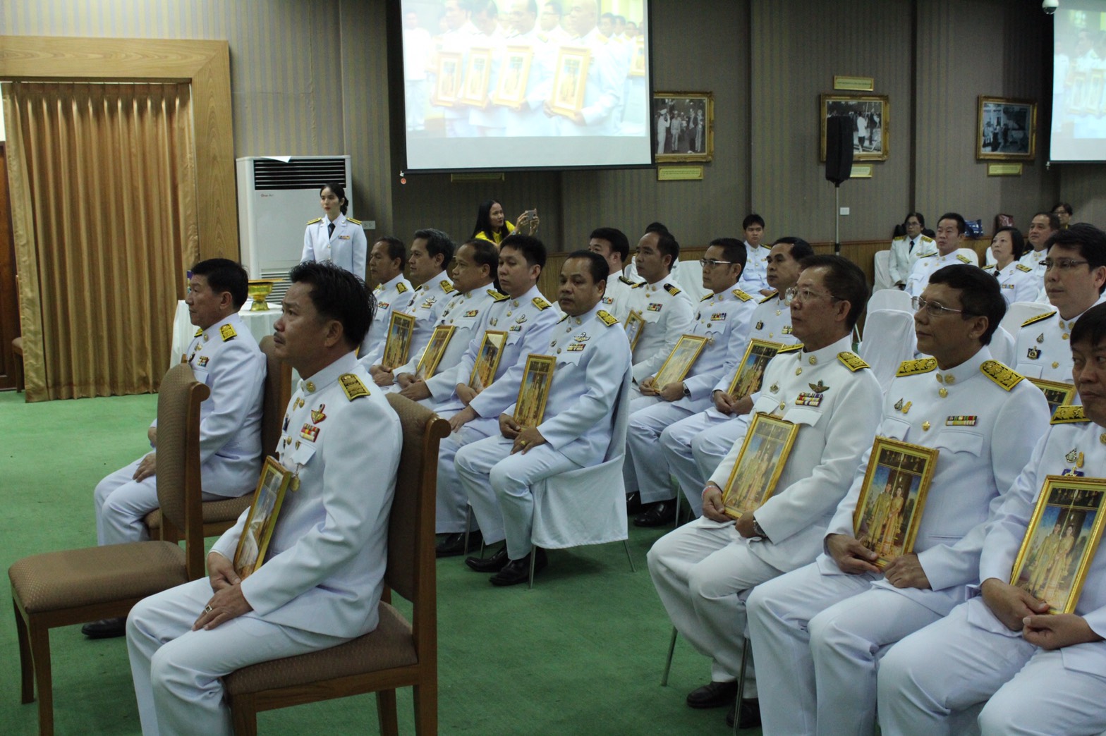 การจัดพิธีรับพระราชทานพระบรมฉายาลักษณ์ พระบาทสมเด็จพระเจ้าอยู่หัว และสมเด็จพระนางเจ้าฯ พระบรมราชินี ในส่วนภูมิภาคและองค์กรปกครองส่วนท้องถิ่น