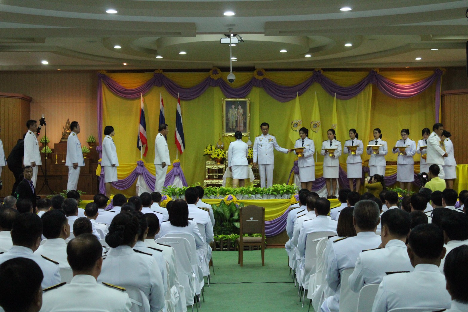 การจัดพิธีรับพระราชทานพระบรมฉายาลักษณ์ พระบาทสมเด็จพระเจ้าอยู่หัว และสมเด็จพระนางเจ้าฯ พระบรมราชินี ในส่วนภูมิภาคและองค์กรปกครองส่วนท้องถิ่น