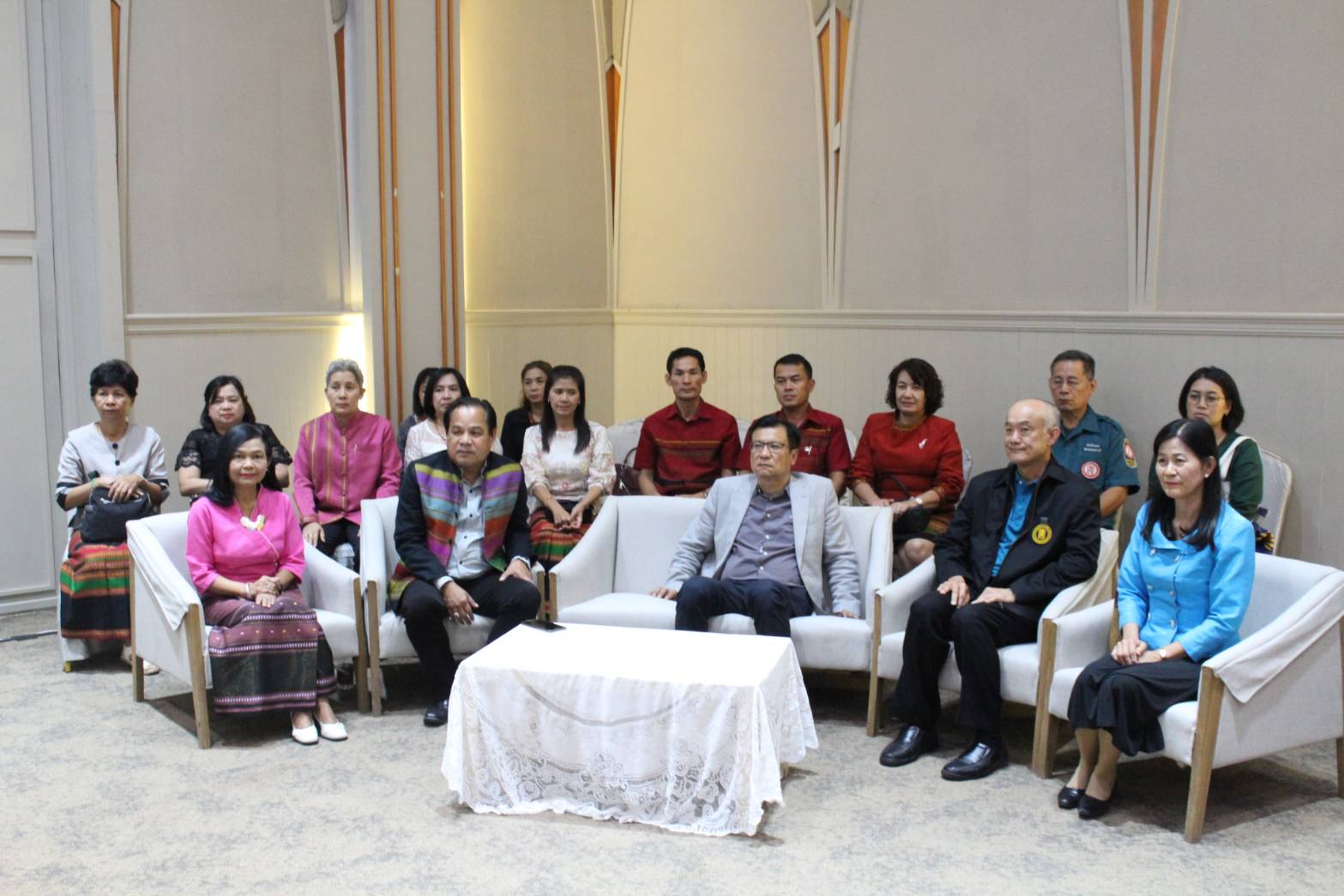 พช.ราชบุรี จับมือ ป่อเต็กตึ๊ง แก้จน มอบวัสดุอุปกรณ์ประกอบอาชีพ