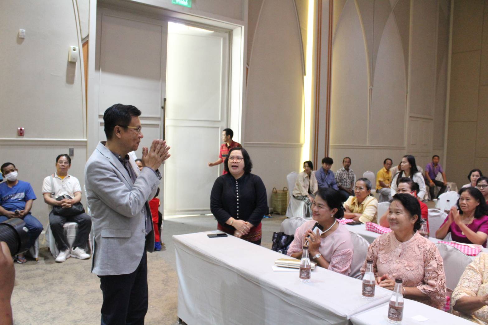 พช.ราชบุรี จับมือ ป่อเต็กตึ๊ง แก้จน มอบวัสดุอุปกรณ์ประกอบอาชีพ