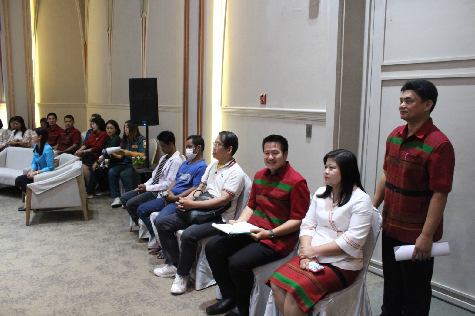 พช.ราชบุรี จับมือ ป่อเต็กตึ๊ง แก้จน มอบวัสดุอุปกรณ์ประกอบอาชีพ