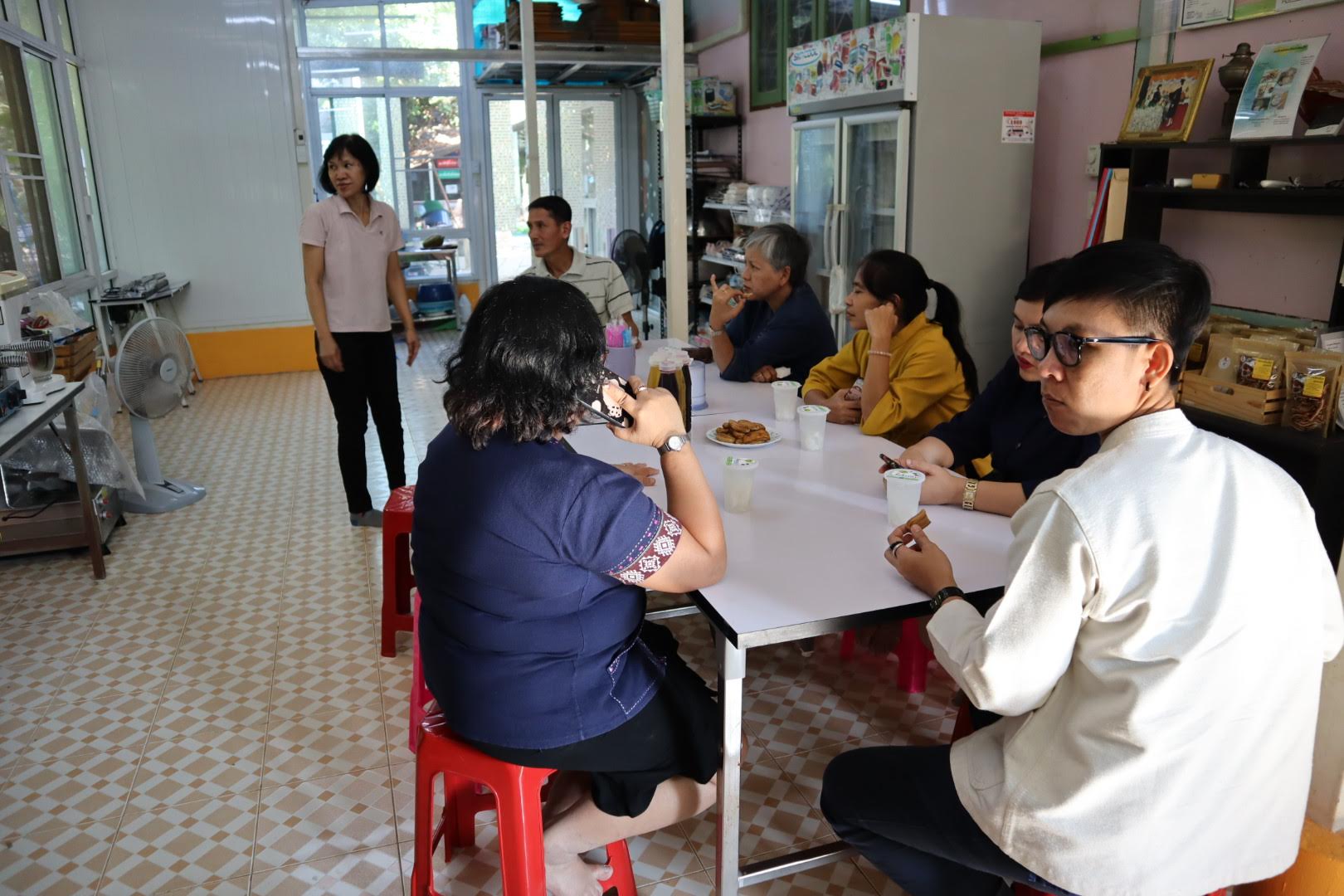 วันพุธที่ 12 กุมภาพันธ์ 2563         นางสาวอาภรณ์ เพชรรัตน์   ผอ.กลุ่มงานส่งเสริม ผู้ประกอบการและวิสาหกิจชุมชน และคณะ รวม 4 คน ร่วมกันติดตาม/สนับสนุนการดำเนินงานตามโครงการ นักการตลาดรุ่นใหม่ จังหวัดราชบุรี