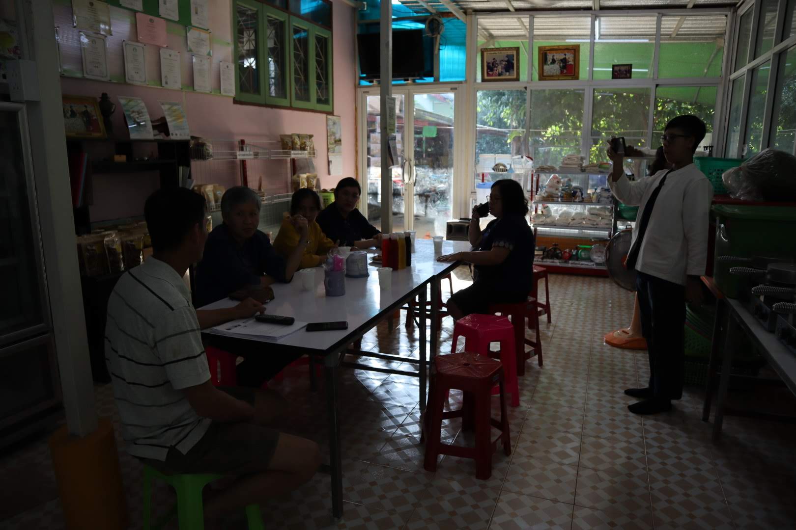 วันพุธที่ 12 กุมภาพันธ์ 2563         นางสาวอาภรณ์ เพชรรัตน์   ผอ.กลุ่มงานส่งเสริม ผู้ประกอบการและวิสาหกิจชุมชน และคณะ รวม 4 คน ร่วมกันติดตาม/สนับสนุนการดำเนินงานตามโครงการ นักการตลาดรุ่นใหม่ จังหวัดราชบุรี