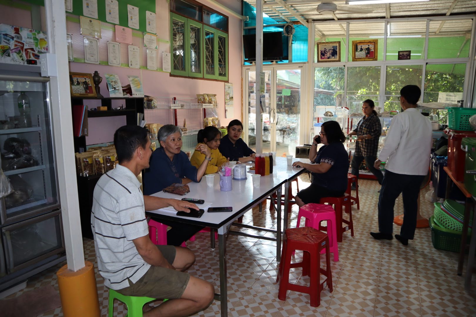 วันพุธที่ 12 กุมภาพันธ์ 2563         นางสาวอาภรณ์ เพชรรัตน์   ผอ.กลุ่มงานส่งเสริม ผู้ประกอบการและวิสาหกิจชุมชน และคณะ รวม 4 คน ร่วมกันติดตาม/สนับสนุนการดำเนินงานตามโครงการ นักการตลาดรุ่นใหม่ จังหวัดราชบุรี