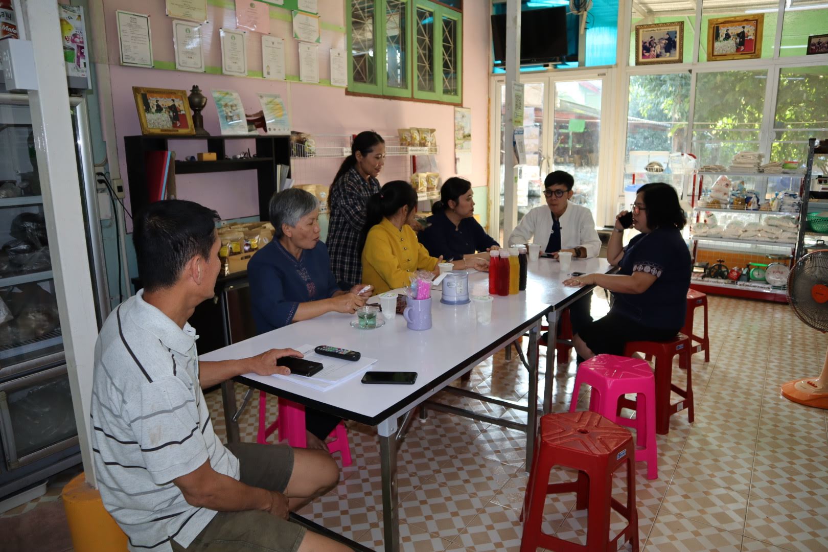 วันพุธที่ 12 กุมภาพันธ์ 2563         นางสาวอาภรณ์ เพชรรัตน์   ผอ.กลุ่มงานส่งเสริม ผู้ประกอบการและวิสาหกิจชุมชน และคณะ รวม 4 คน ร่วมกันติดตาม/สนับสนุนการดำเนินงานตามโครงการ นักการตลาดรุ่นใหม่ จังหวัดราชบุรี