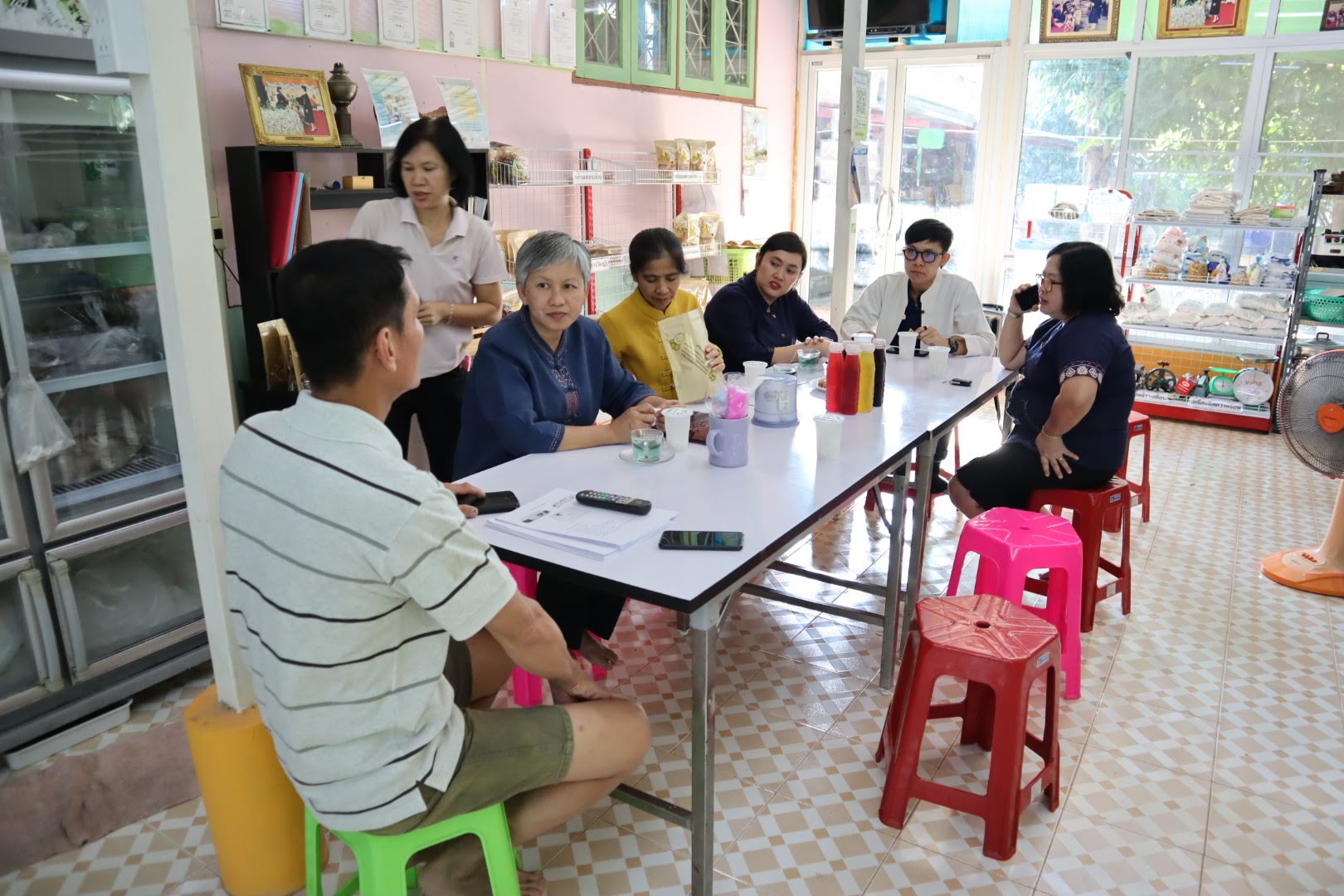 วันพุธที่ 12 กุมภาพันธ์ 2563         นางสาวอาภรณ์ เพชรรัตน์   ผอ.กลุ่มงานส่งเสริม ผู้ประกอบการและวิสาหกิจชุมชน และคณะ รวม 4 คน ร่วมกันติดตาม/สนับสนุนการดำเนินงานตามโครงการ นักการตลาดรุ่นใหม่ จังหวัดราชบุรี