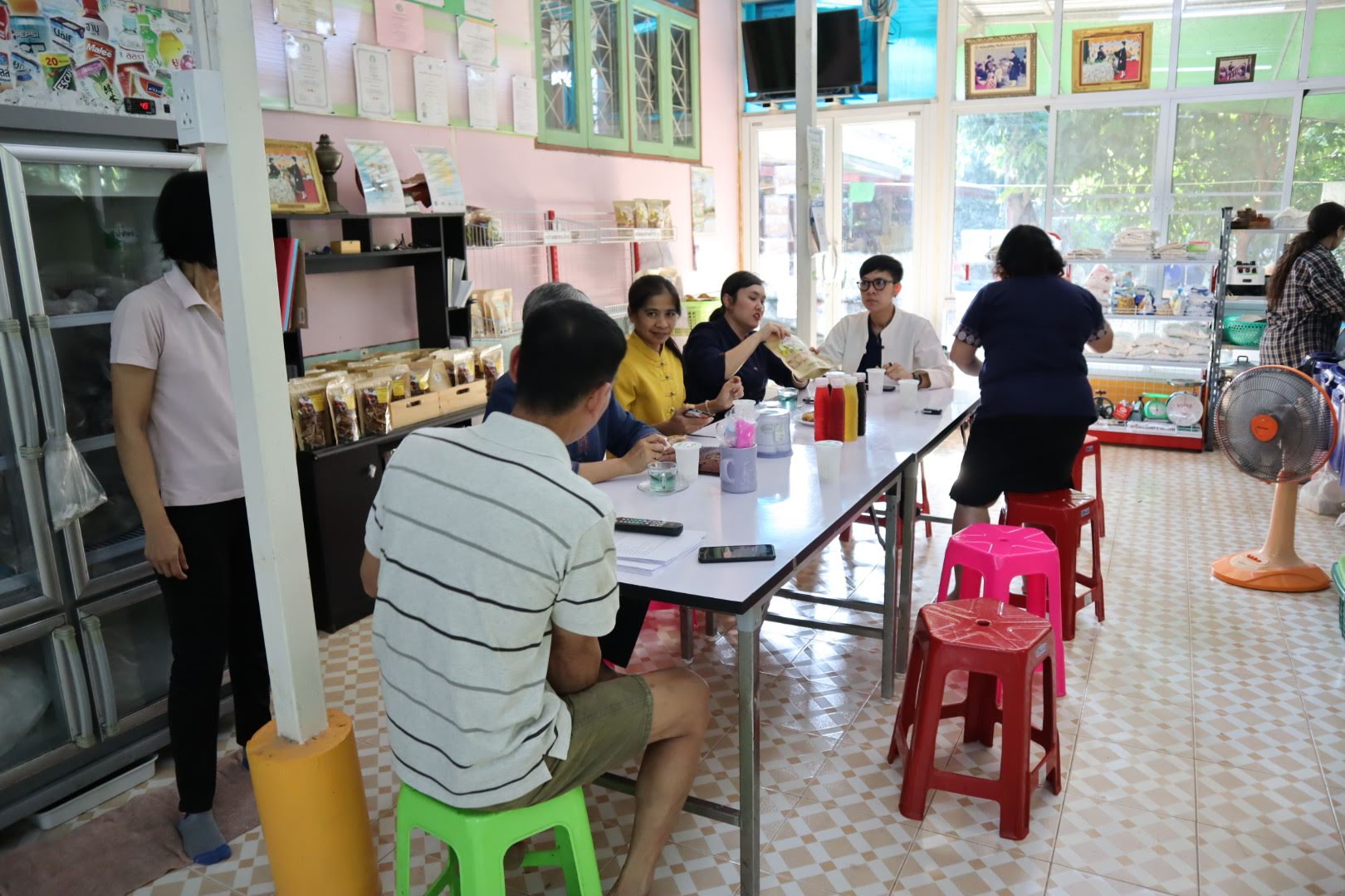 วันพุธที่ 12 กุมภาพันธ์ 2563         นางสาวอาภรณ์ เพชรรัตน์   ผอ.กลุ่มงานส่งเสริม ผู้ประกอบการและวิสาหกิจชุมชน และคณะ รวม 4 คน ร่วมกันติดตาม/สนับสนุนการดำเนินงานตามโครงการ นักการตลาดรุ่นใหม่ จังหวัดราชบุรี