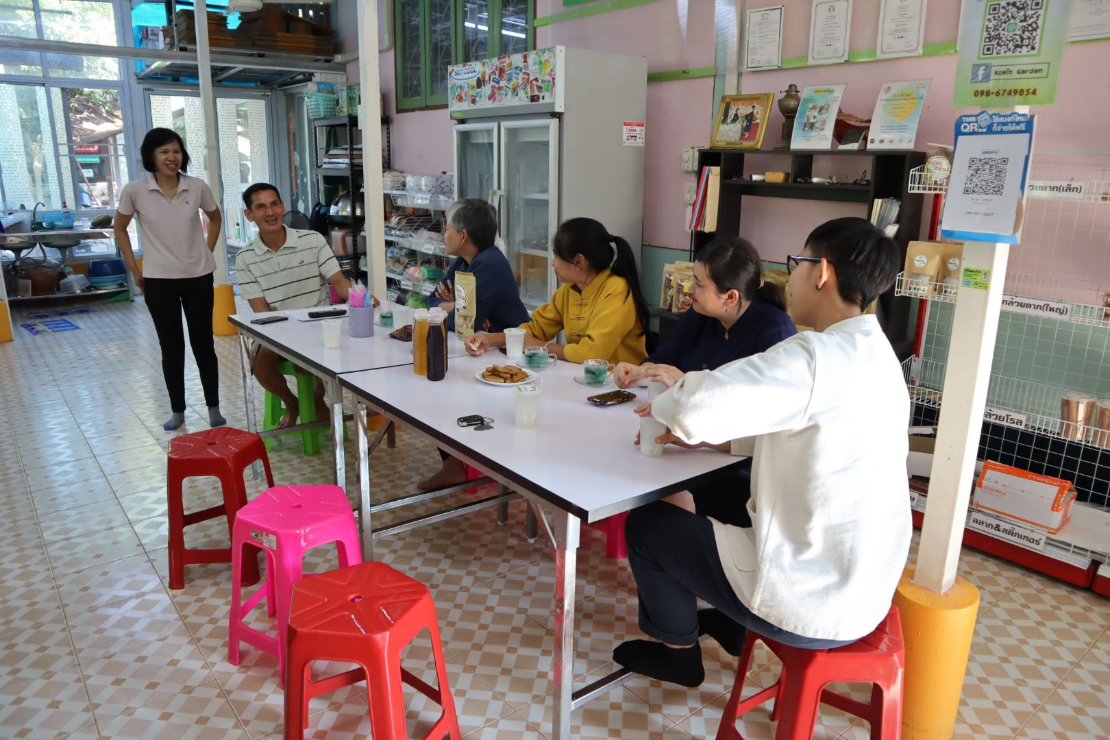 วันพุธที่ 12 กุมภาพันธ์ 2563         นางสาวอาภรณ์ เพชรรัตน์   ผอ.กลุ่มงานส่งเสริม ผู้ประกอบการและวิสาหกิจชุมชน และคณะ รวม 4 คน ร่วมกันติดตาม/สนับสนุนการดำเนินงานตามโครงการ นักการตลาดรุ่นใหม่ จังหวัดราชบุรี