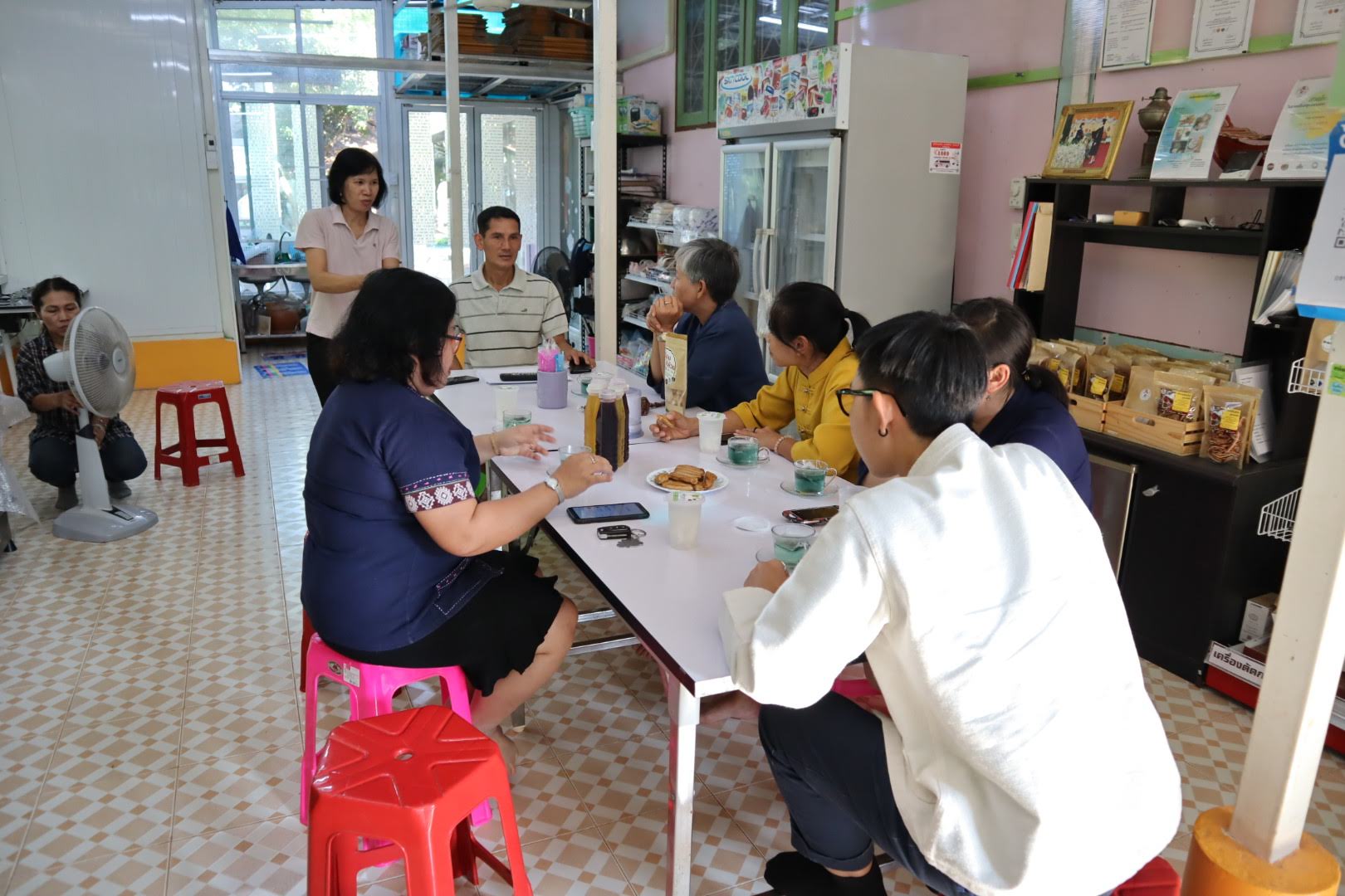 วันพุธที่ 12 กุมภาพันธ์ 2563         นางสาวอาภรณ์ เพชรรัตน์   ผอ.กลุ่มงานส่งเสริม ผู้ประกอบการและวิสาหกิจชุมชน และคณะ รวม 4 คน ร่วมกันติดตาม/สนับสนุนการดำเนินงานตามโครงการ นักการตลาดรุ่นใหม่ จังหวัดราชบุรี