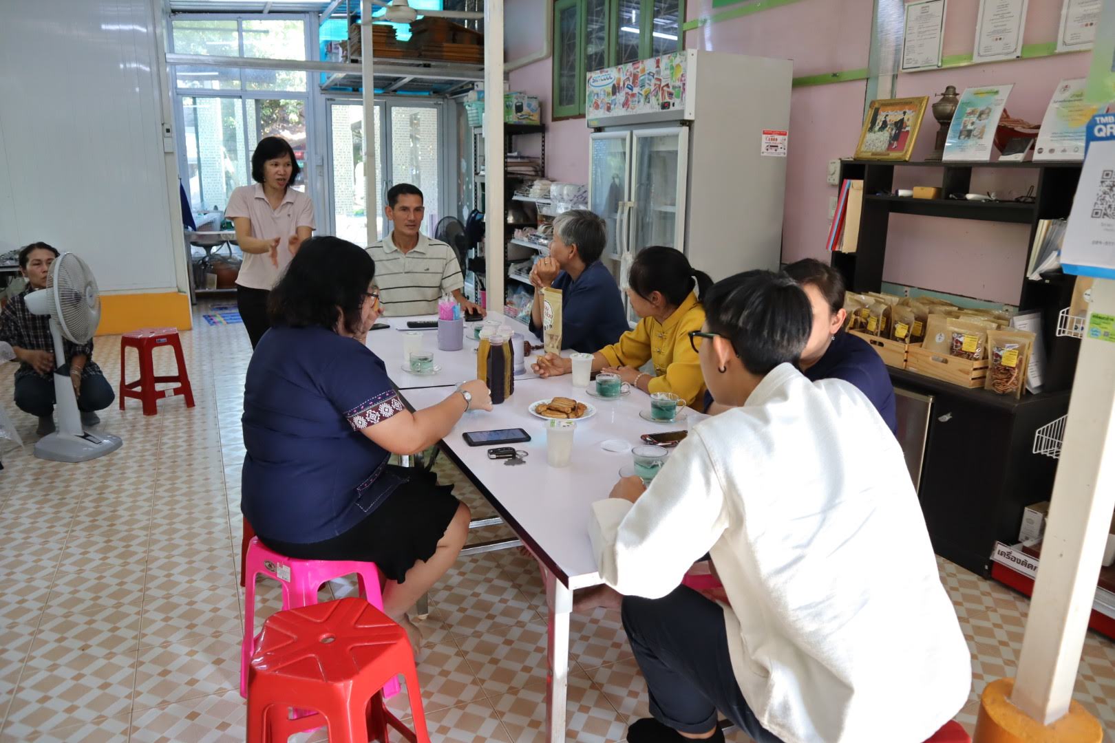 วันพุธที่ 12 กุมภาพันธ์ 2563         นางสาวอาภรณ์ เพชรรัตน์   ผอ.กลุ่มงานส่งเสริม ผู้ประกอบการและวิสาหกิจชุมชน และคณะ รวม 4 คน ร่วมกันติดตาม/สนับสนุนการดำเนินงานตามโครงการ นักการตลาดรุ่นใหม่ จังหวัดราชบุรี