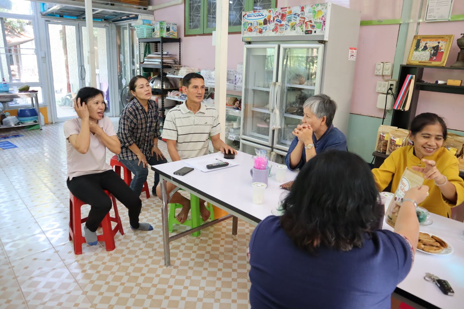 วันพุธที่ 12 กุมภาพันธ์ 2563         นางสาวอาภรณ์ เพชรรัตน์   ผอ.กลุ่มงานส่งเสริม ผู้ประกอบการและวิสาหกิจชุมชน และคณะ รวม 4 คน ร่วมกันติดตาม/สนับสนุนการดำเนินงานตามโครงการ นักการตลาดรุ่นใหม่ จังหวัดราชบุรี