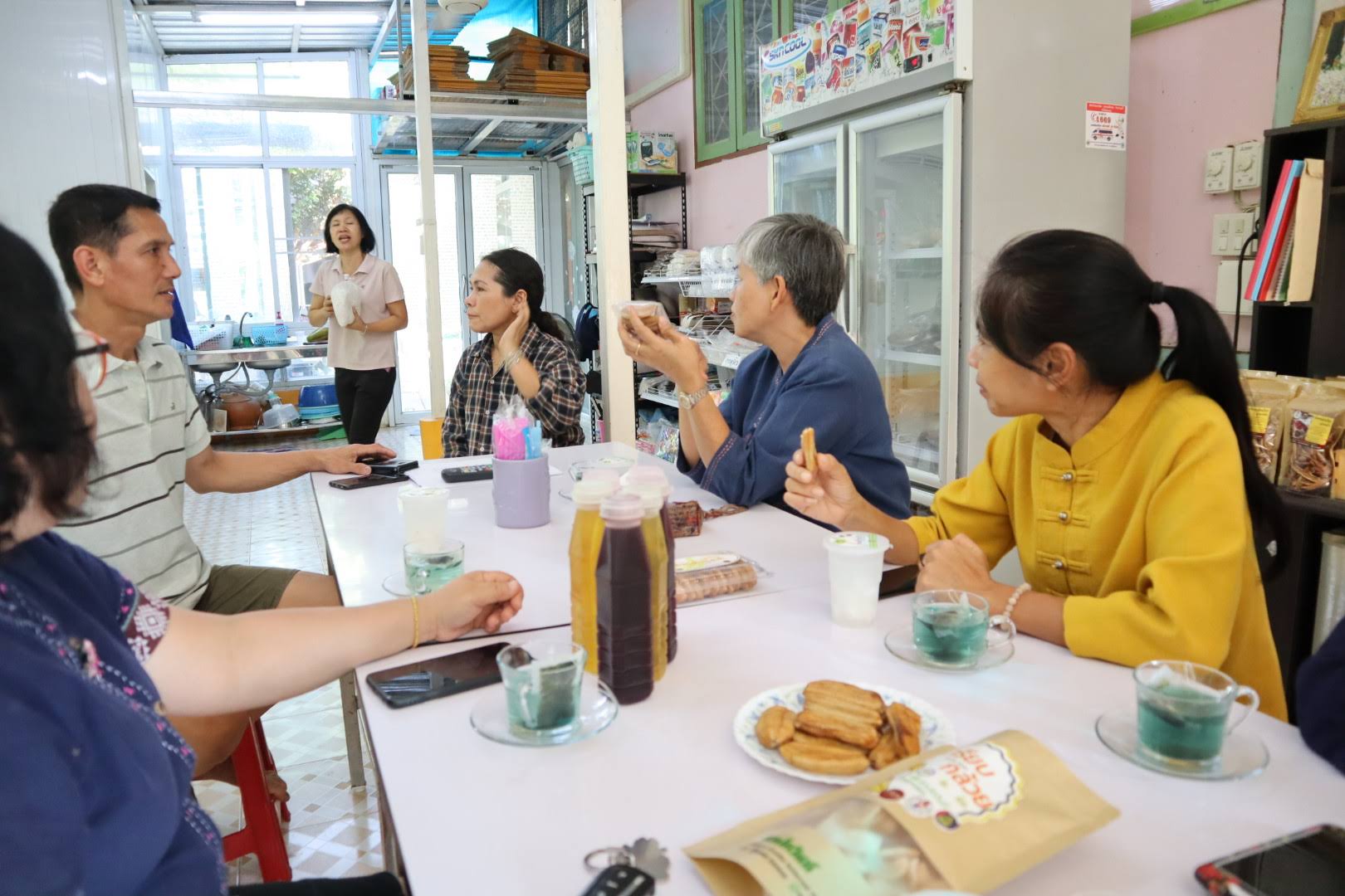 วันพุธที่ 12 กุมภาพันธ์ 2563         นางสาวอาภรณ์ เพชรรัตน์   ผอ.กลุ่มงานส่งเสริม ผู้ประกอบการและวิสาหกิจชุมชน และคณะ รวม 4 คน ร่วมกันติดตาม/สนับสนุนการดำเนินงานตามโครงการ นักการตลาดรุ่นใหม่ จังหวัดราชบุรี