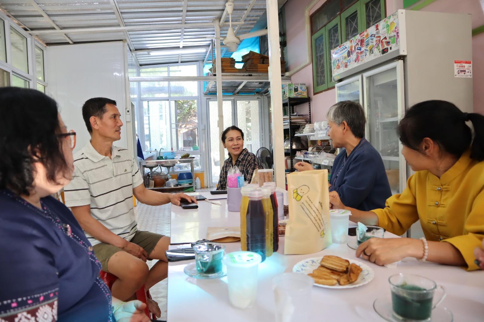 วันพุธที่ 12 กุมภาพันธ์ 2563         นางสาวอาภรณ์ เพชรรัตน์   ผอ.กลุ่มงานส่งเสริม ผู้ประกอบการและวิสาหกิจชุมชน และคณะ รวม 4 คน ร่วมกันติดตาม/สนับสนุนการดำเนินงานตามโครงการ นักการตลาดรุ่นใหม่ จังหวัดราชบุรี