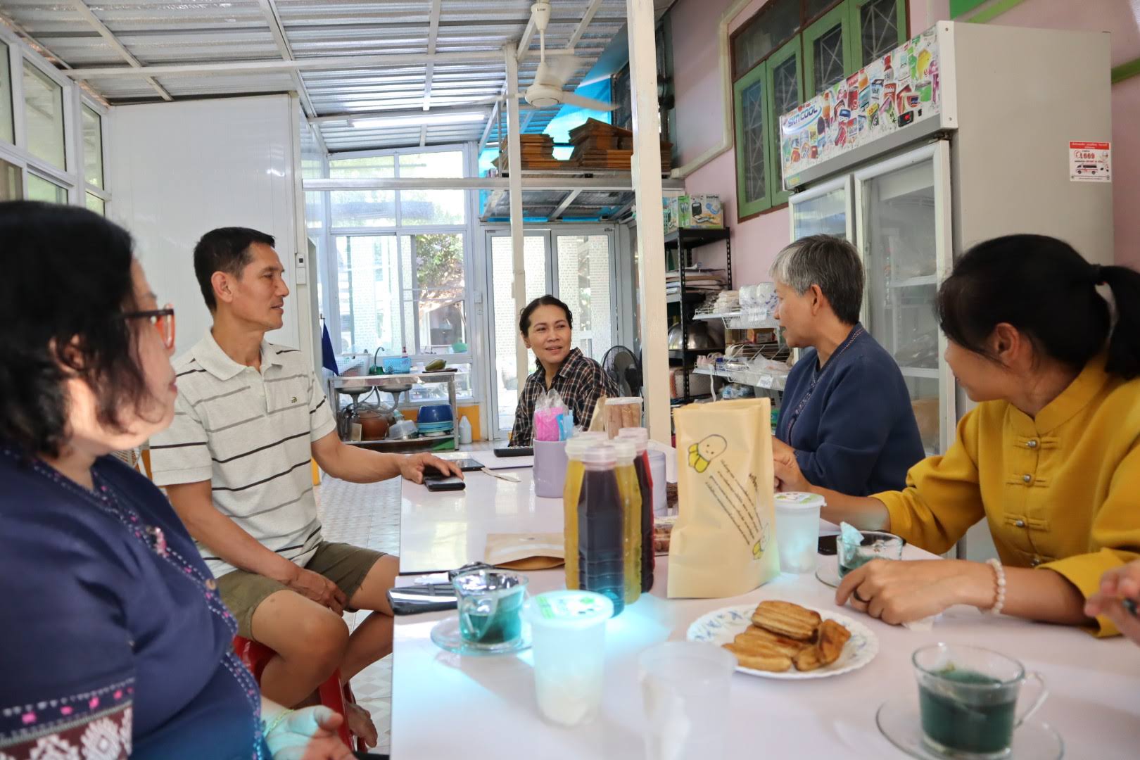 วันพุธที่ 12 กุมภาพันธ์ 2563         นางสาวอาภรณ์ เพชรรัตน์   ผอ.กลุ่มงานส่งเสริม ผู้ประกอบการและวิสาหกิจชุมชน และคณะ รวม 4 คน ร่วมกันติดตาม/สนับสนุนการดำเนินงานตามโครงการ นักการตลาดรุ่นใหม่ จังหวัดราชบุรี