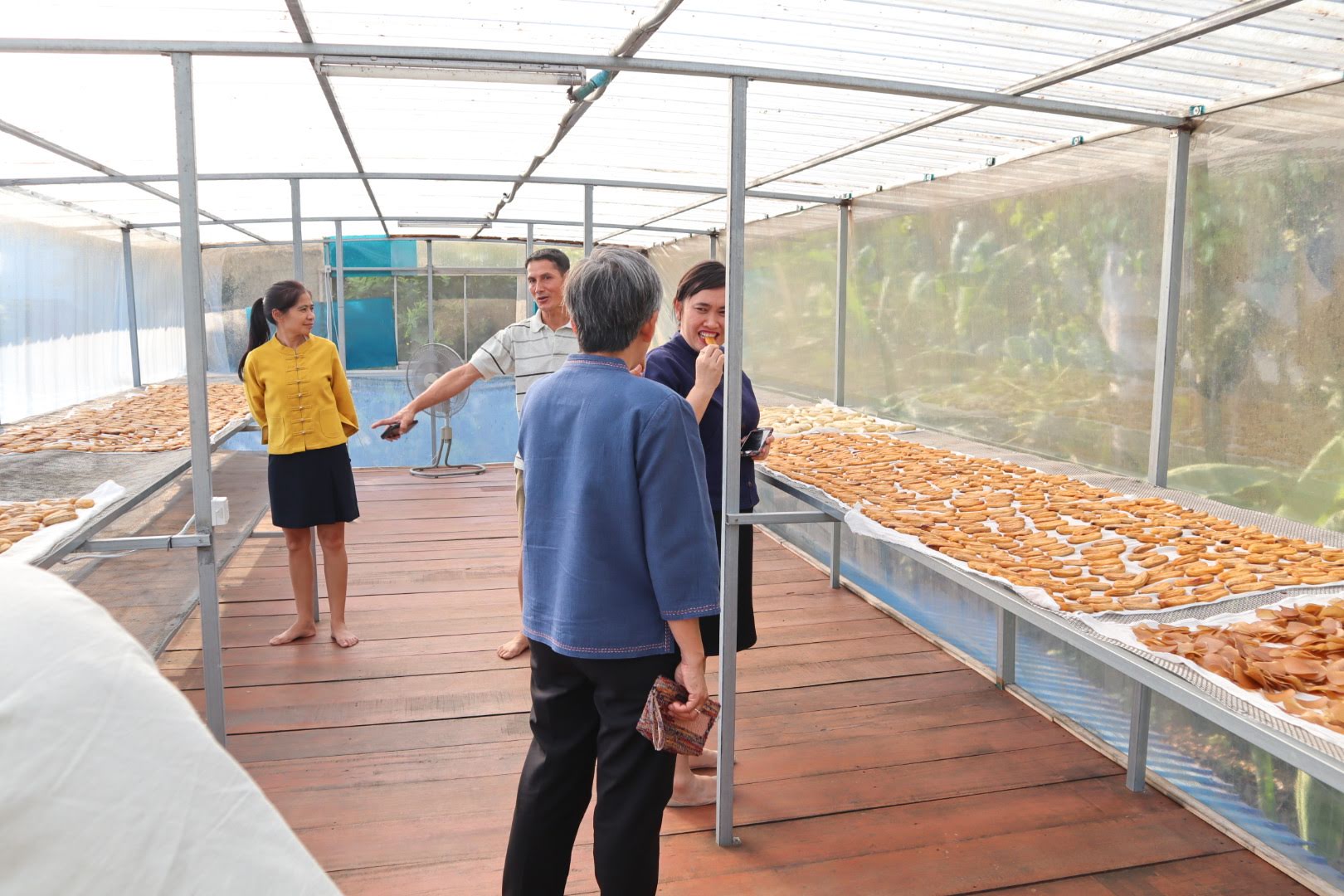 วันพุธที่ 12 กุมภาพันธ์ 2563         นางสาวอาภรณ์ เพชรรัตน์   ผอ.กลุ่มงานส่งเสริม ผู้ประกอบการและวิสาหกิจชุมชน และคณะ รวม 4 คน ร่วมกันติดตาม/สนับสนุนการดำเนินงานตามโครงการ นักการตลาดรุ่นใหม่ จังหวัดราชบุรี