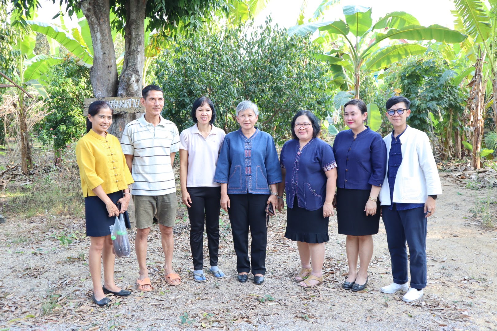 วันพุธที่ 12 กุมภาพันธ์ 2563         นางสาวอาภรณ์ เพชรรัตน์   ผอ.กลุ่มงานส่งเสริม ผู้ประกอบการและวิสาหกิจชุมชน และคณะ รวม 4 คน ร่วมกันติดตาม/สนับสนุนการดำเนินงานตามโครงการ นักการตลาดรุ่นใหม่ จังหวัดราชบุรี