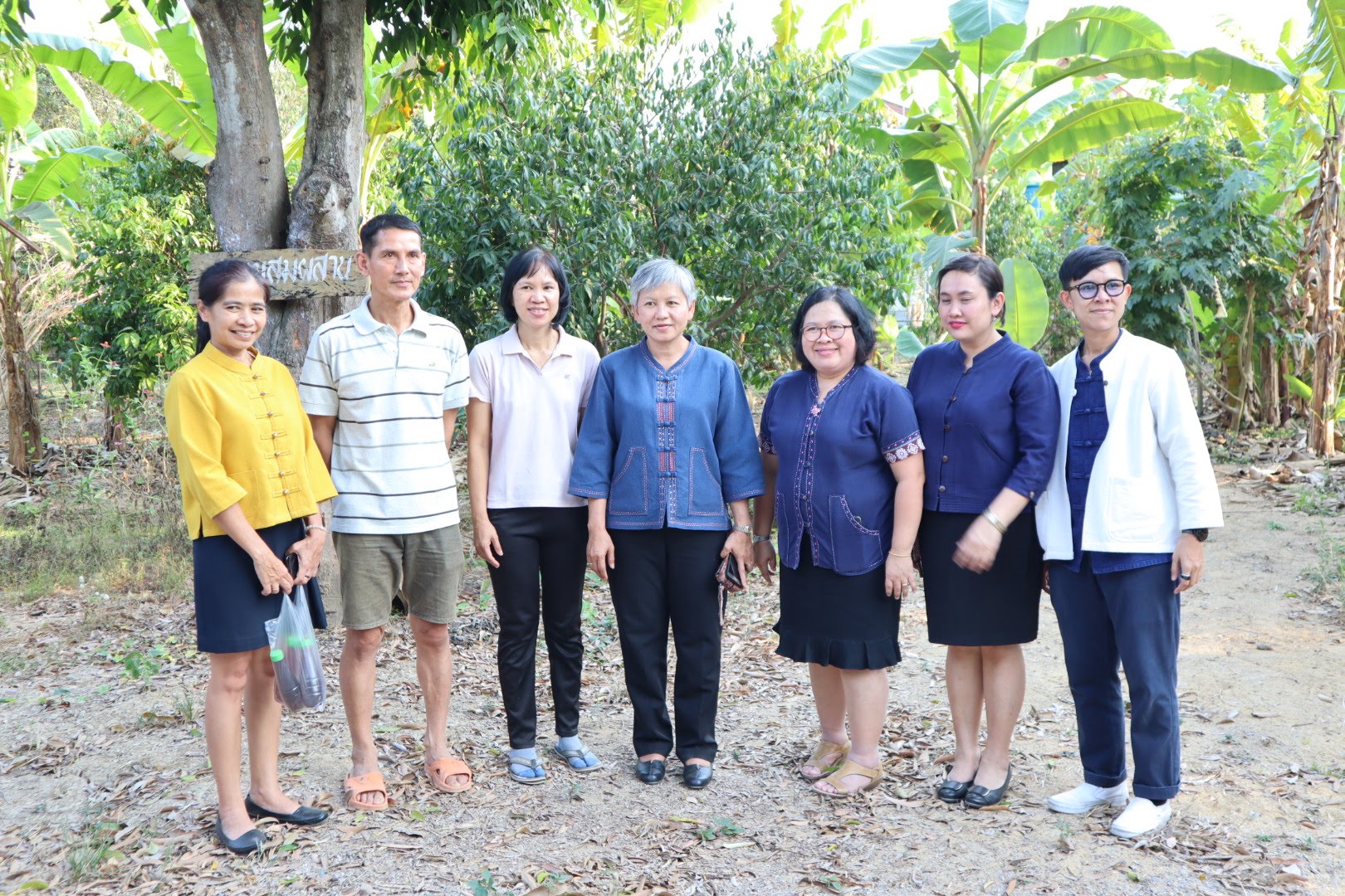 วันพุธที่ 12 กุมภาพันธ์ 2563         นางสาวอาภรณ์ เพชรรัตน์   ผอ.กลุ่มงานส่งเสริม ผู้ประกอบการและวิสาหกิจชุมชน และคณะ รวม 4 คน ร่วมกันติดตาม/สนับสนุนการดำเนินงานตามโครงการ นักการตลาดรุ่นใหม่ จังหวัดราชบุรี