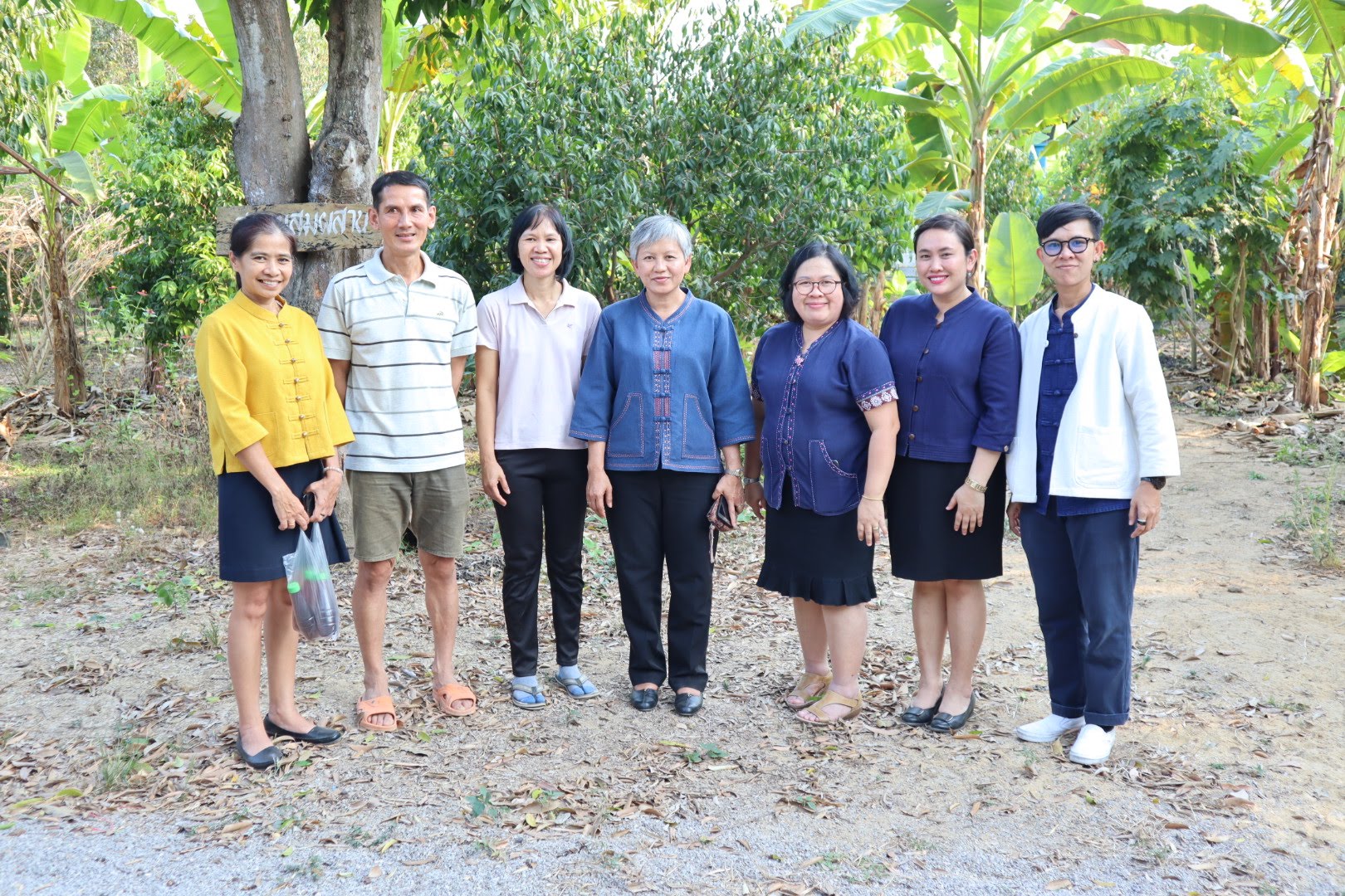 วันพุธที่ 12 กุมภาพันธ์ 2563         นางสาวอาภรณ์ เพชรรัตน์   ผอ.กลุ่มงานส่งเสริม ผู้ประกอบการและวิสาหกิจชุมชน และคณะ รวม 4 คน ร่วมกันติดตาม/สนับสนุนการดำเนินงานตามโครงการ นักการตลาดรุ่นใหม่ จังหวัดราชบุรี