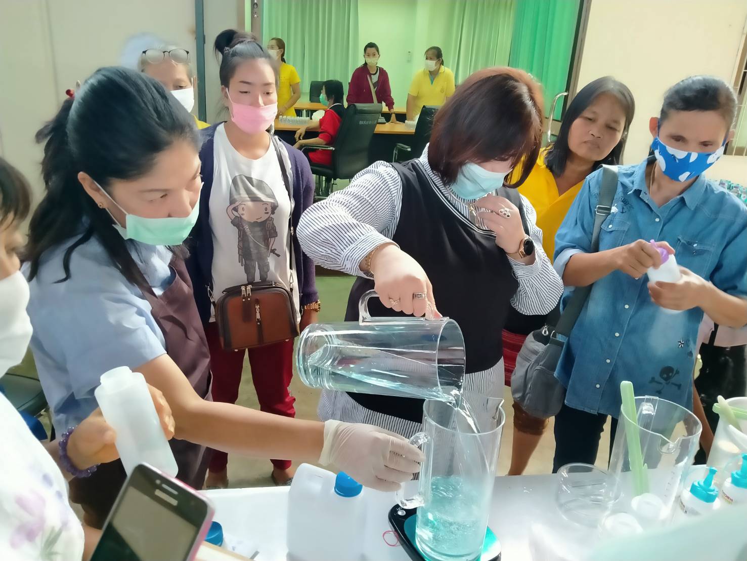 พช.ราชบุรี ร่วมกับกองทุนพัฒนาบทบาทสตรี ดำเนินโครงการพลังสตรีอาสาร่วมป้องกันโรคติดเชื้อไวรัสโคโรน่า 2019 (COVID-19)