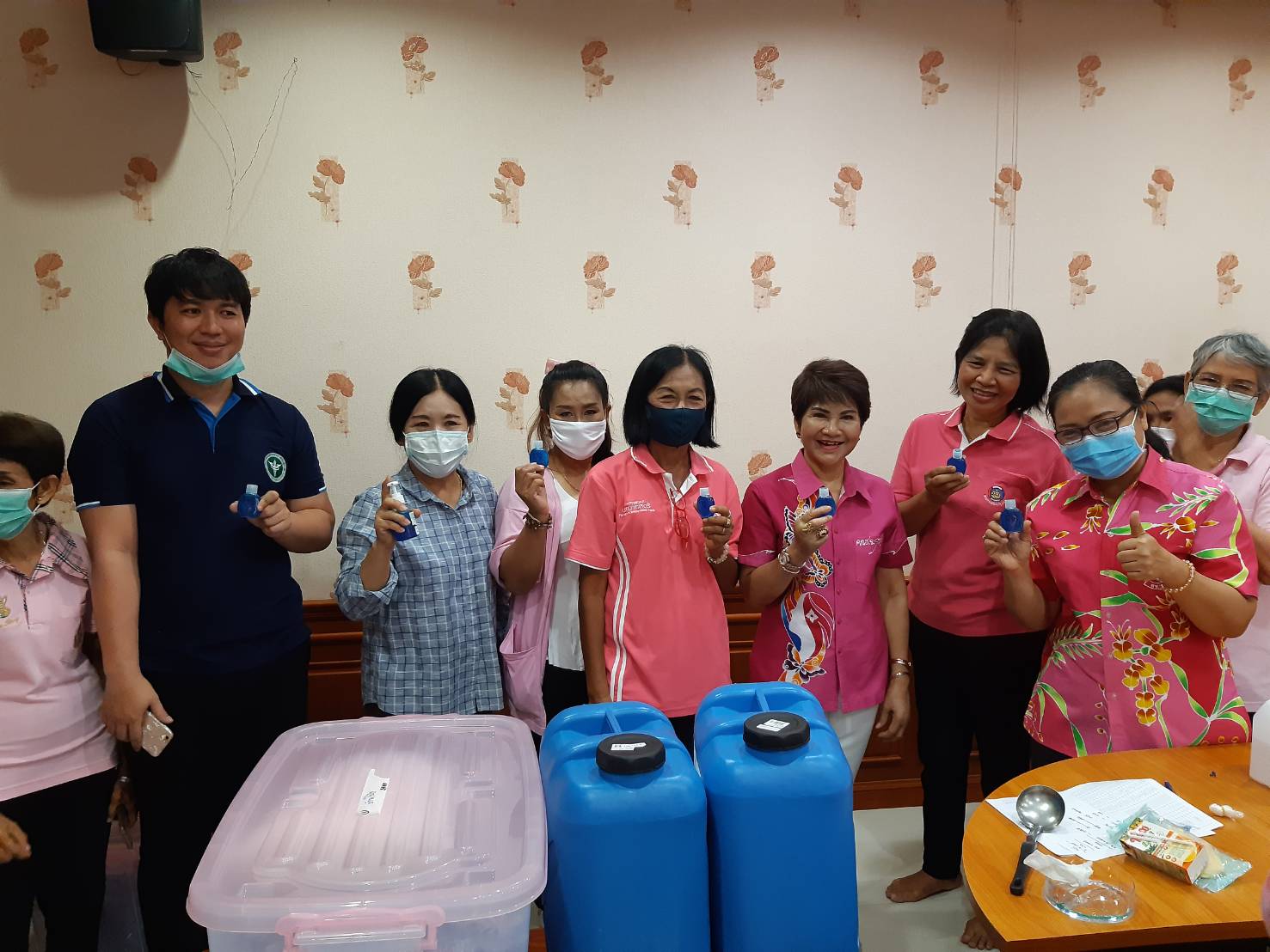 พช.ราชบุรี ร่วมกับกองทุนพัฒนาบทบาทสตรี ดำเนินโครงการพลังสตรีอาสาร่วมป้องกันโรคติดเชื้อไวรัสโคโรน่า 2019 (COVID-19)