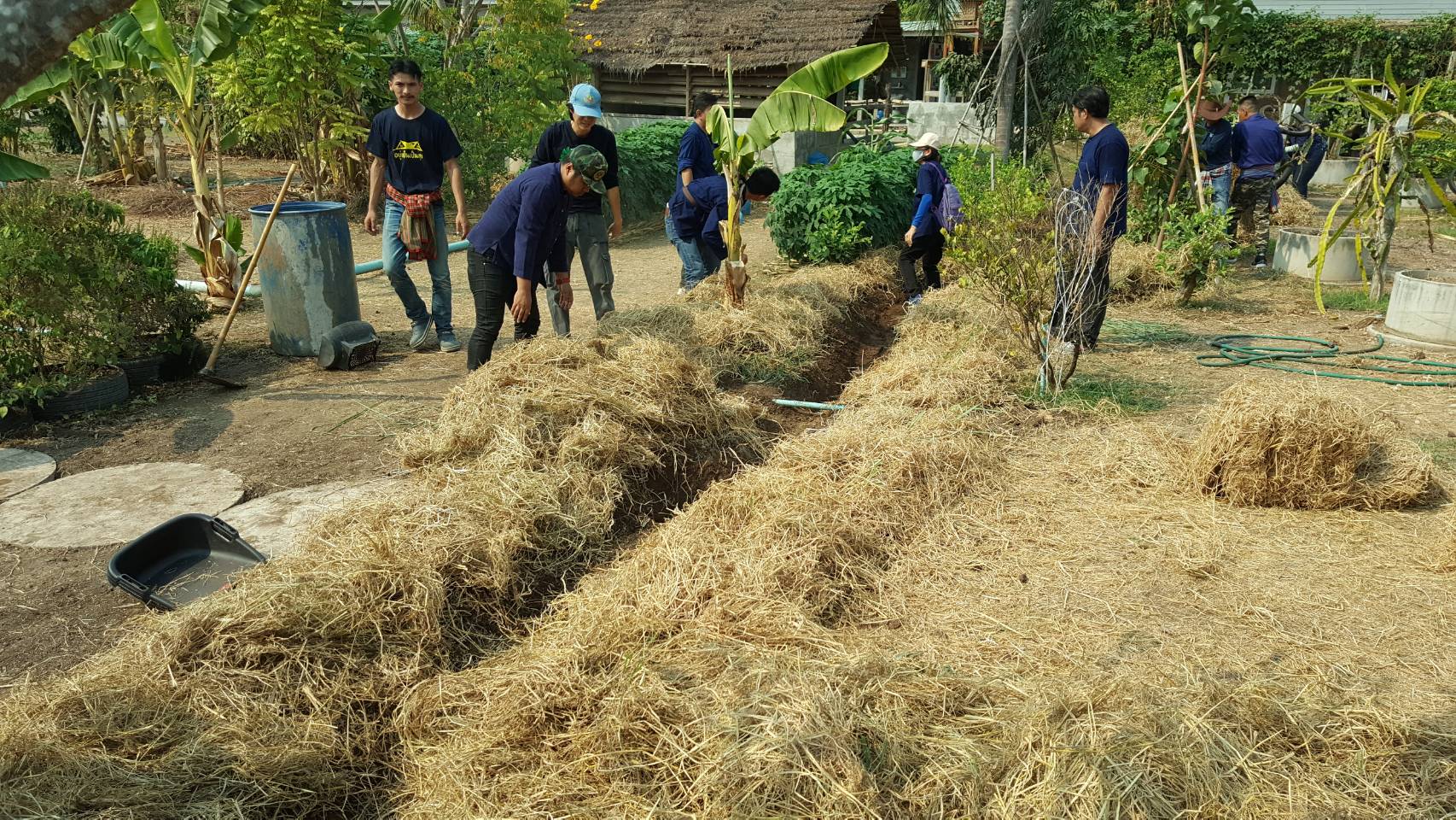??@จังหวัดราชบุรี>>>พช.ราชบุรี รวมพลังเอามื้อสามัคคี สร้างวิถีโคก หนอง นา โมเดล ภายใต้แนวคิด “หิ้วปิ่นโตไปเอามื้อ ถือจอบเสียมไปพลิกฟื้นแผ่นดิน”