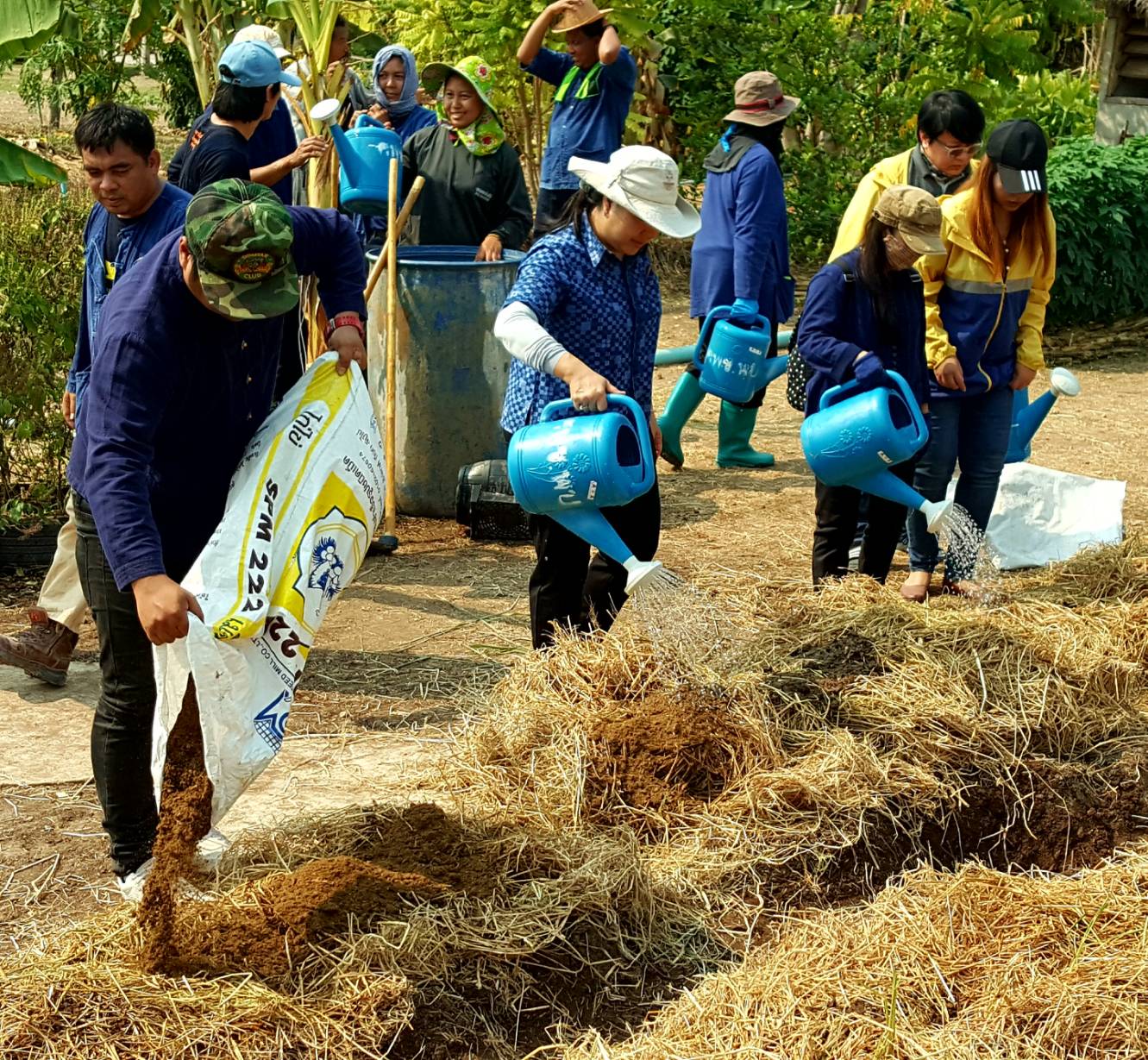 ??@จังหวัดราชบุรี>>>พช.ราชบุรี รวมพลังเอามื้อสามัคคี สร้างวิถีโคก หนอง นา โมเดล ภายใต้แนวคิด “หิ้วปิ่นโตไปเอามื้อ ถือจอบเสียมไปพลิกฟื้นแผ่นดิน”