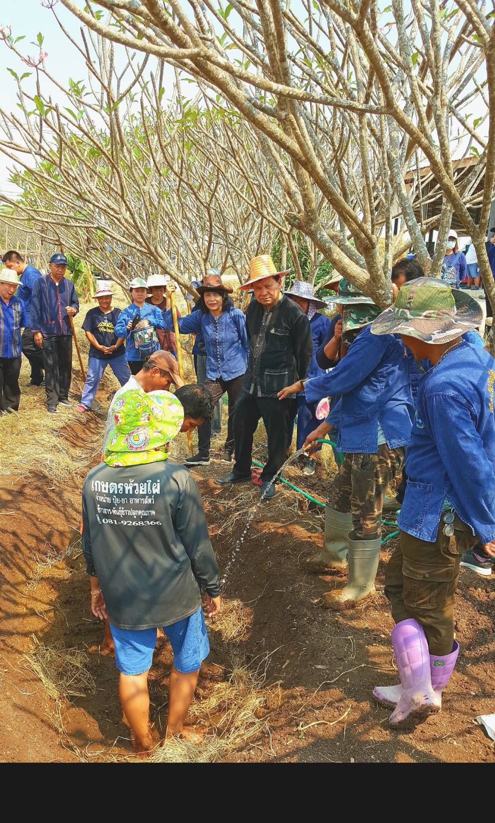 ??@จังหวัดราชบุรี>>>พช.ราชบุรี รวมพลังเอามื้อสามัคคี สร้างวิถีโคก หนอง นา โมเดล ภายใต้แนวคิด “หิ้วปิ่นโตไปเอามื้อ ถือจอบเสียมไปพลิกฟื้นแผ่นดิน”